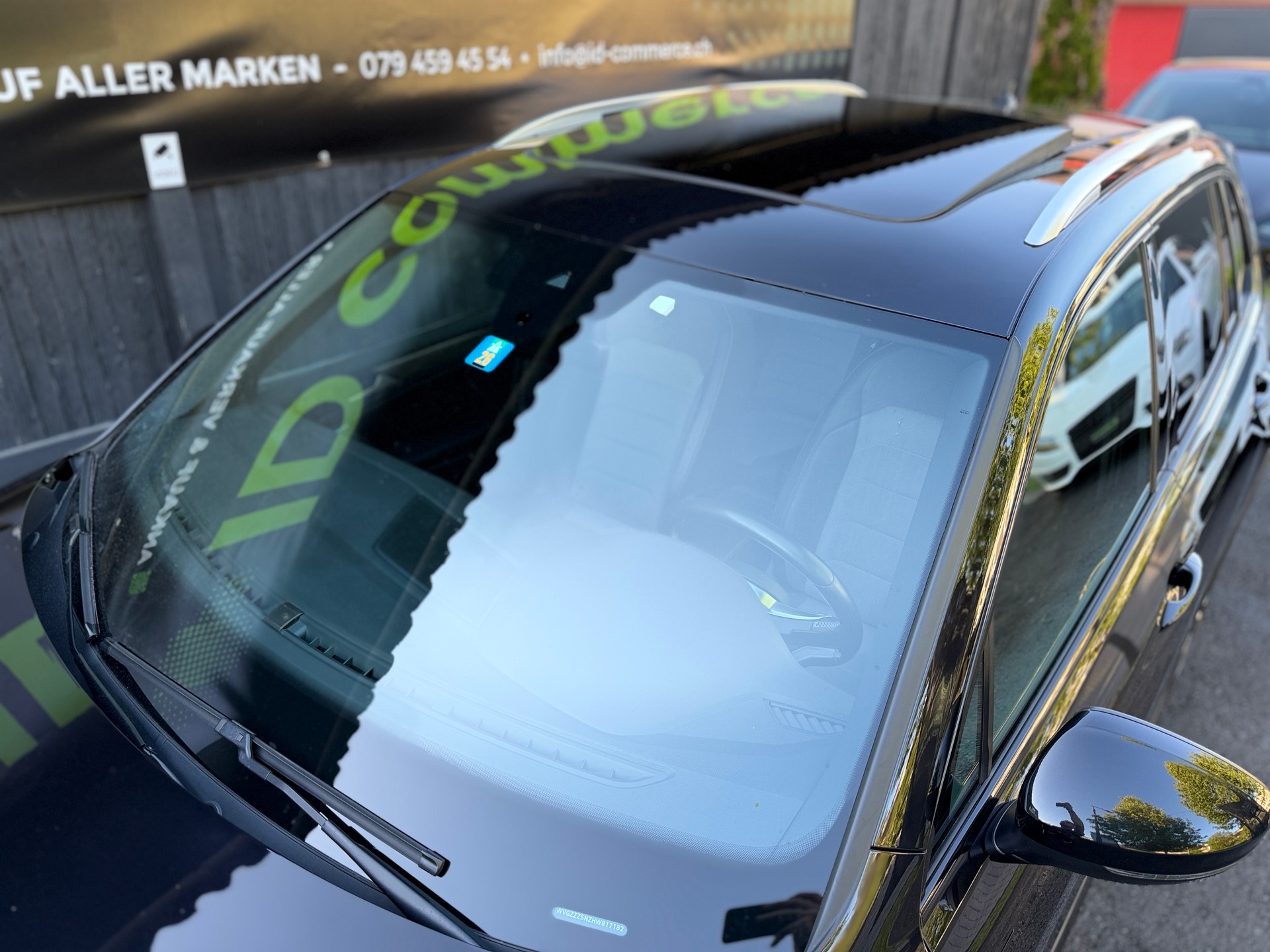 VW R-Line 2.0TSI-showroom-element-2