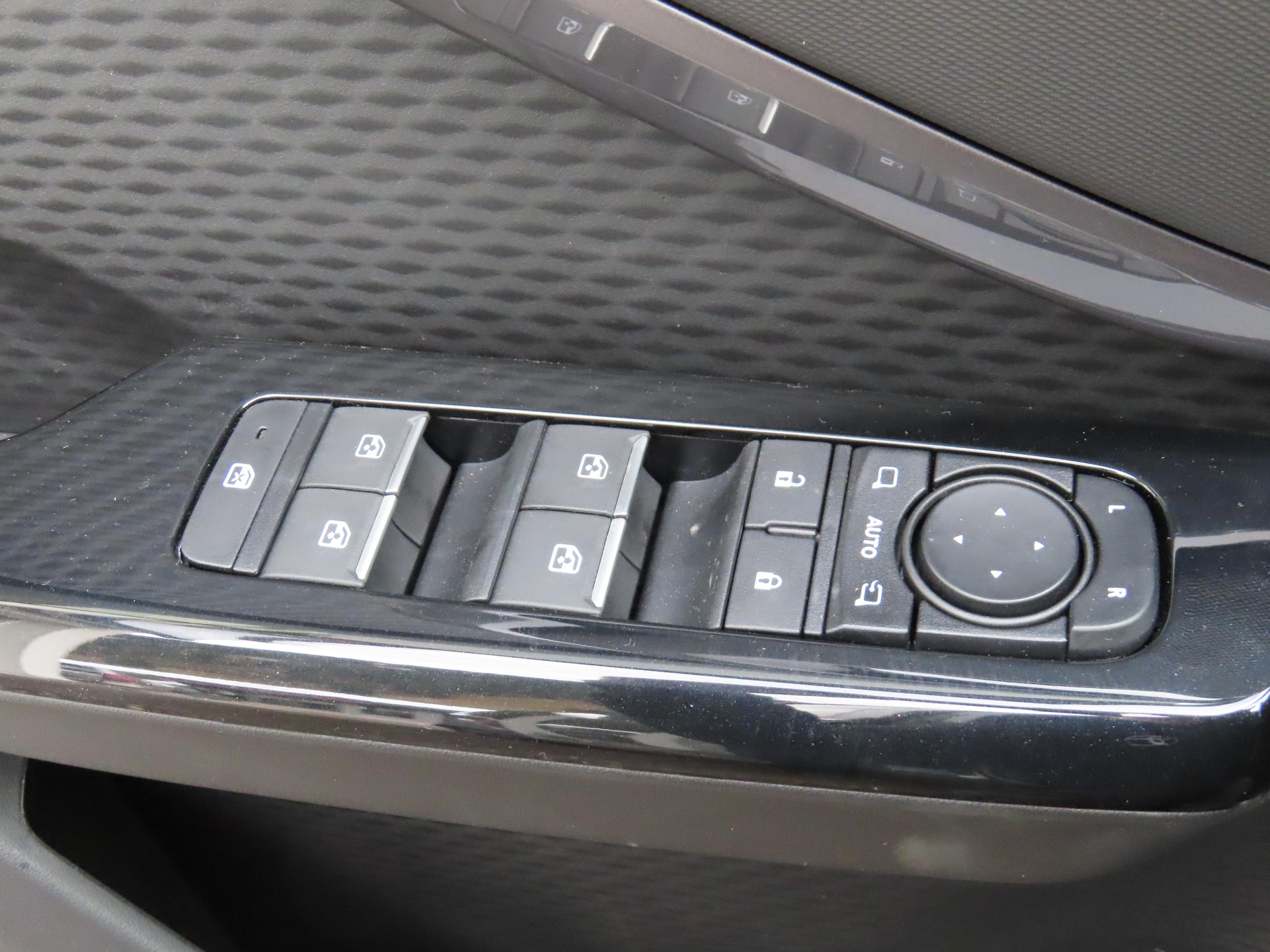 TOYOTA Urban Cruiser Trend AWD-image-13
