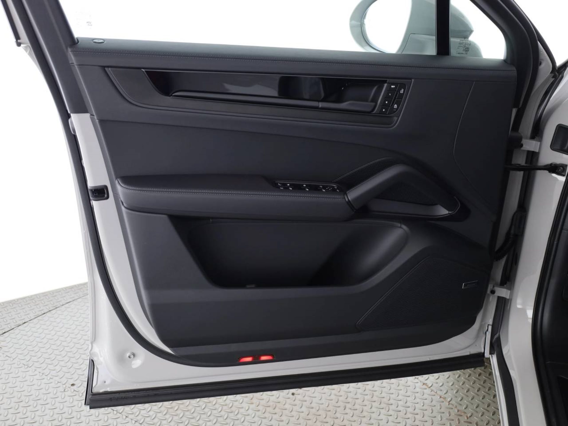PORSCHE Cayenne E-Hybrid Coupé Black Edition-image-23