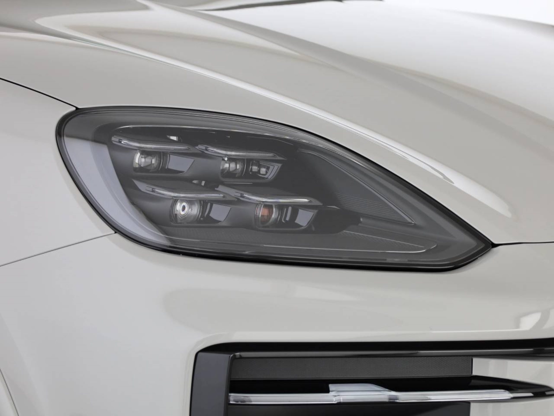 PORSCHE Cayenne E-Hybrid Coupé Black Edition-image-24