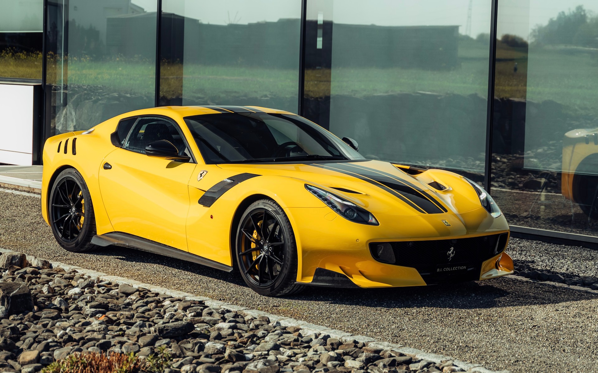 FERRARI F12 tdf-showroom-element-1