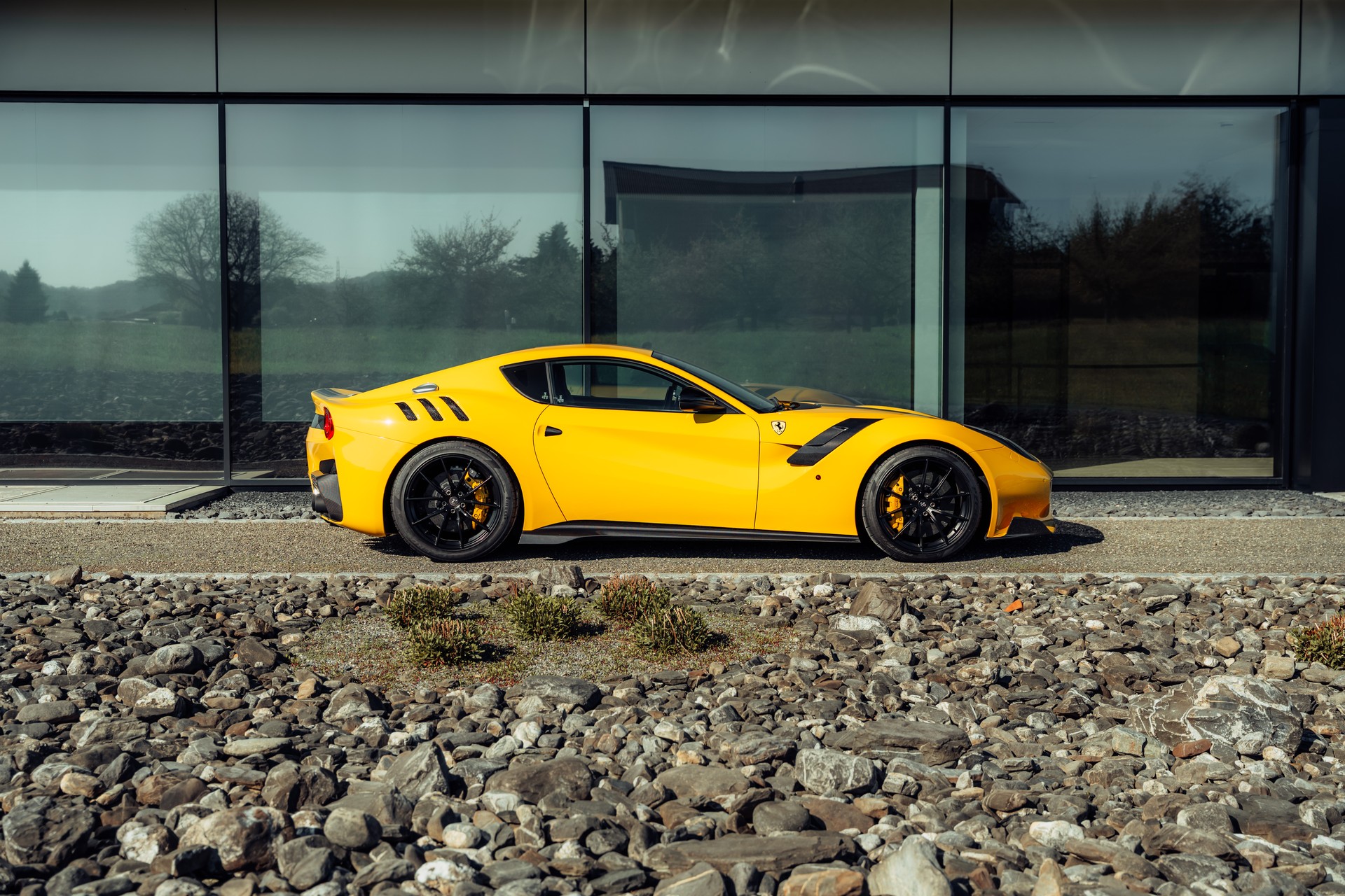 FERRARI F12 tdf-showroom-element-2
