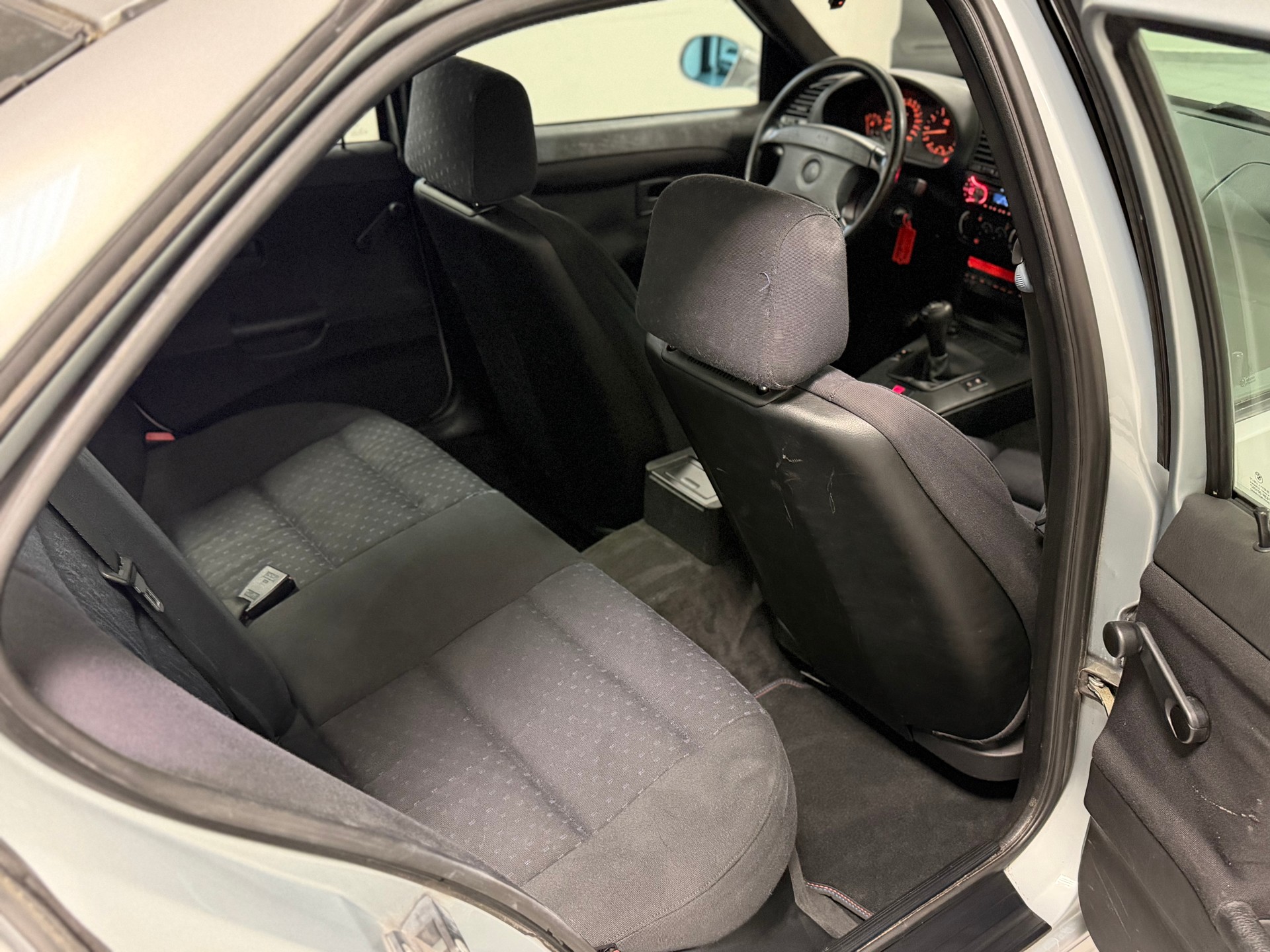BMW 325i-image-27