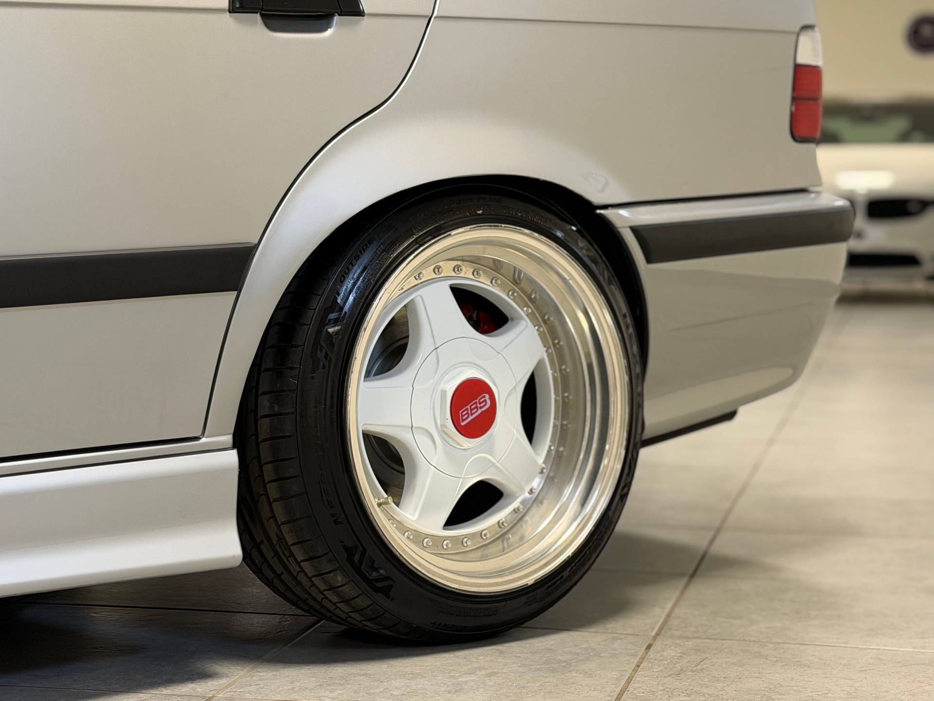 BMW 325i-image-8
