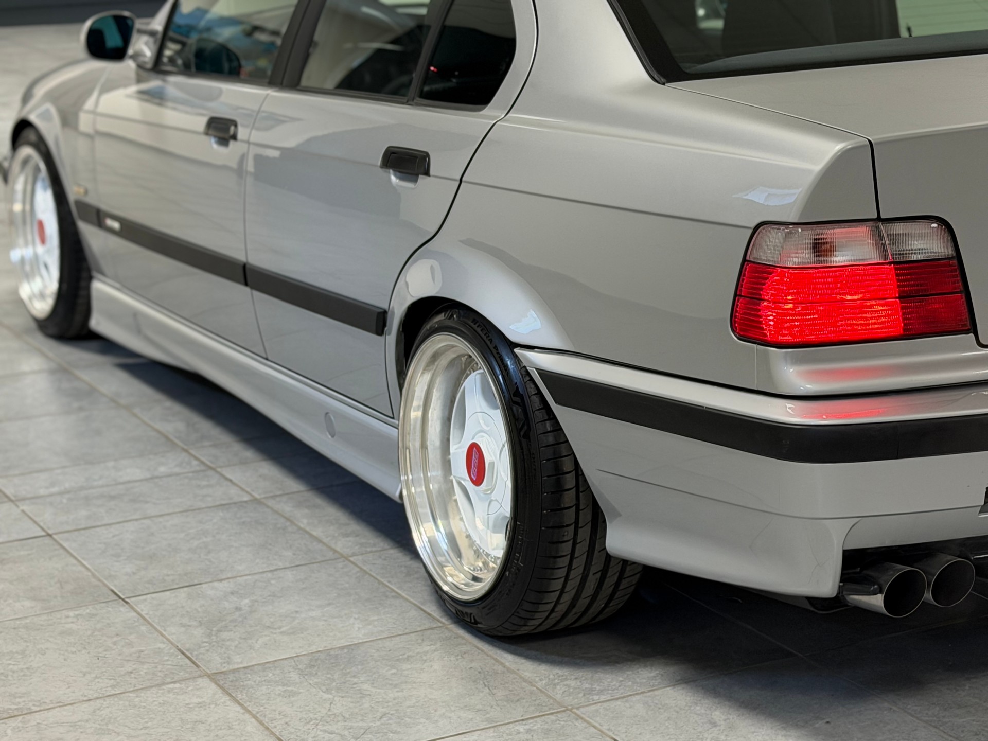 BMW 325i-image-21