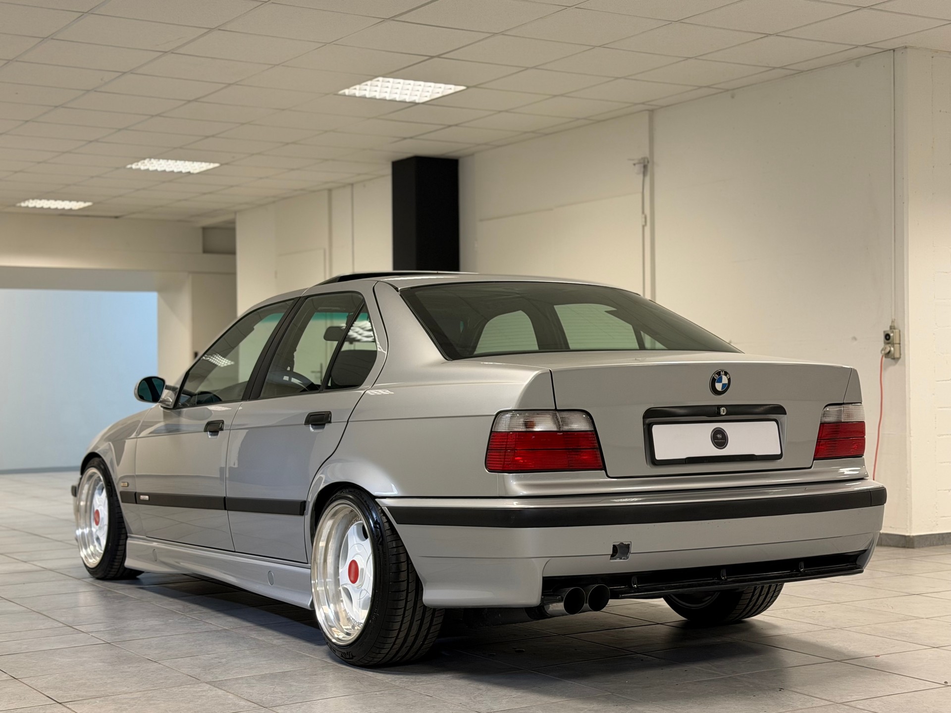BMW 325i-image-9