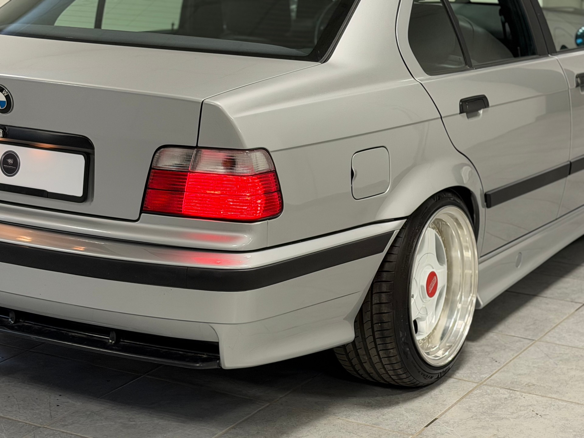 BMW 325i-image-16