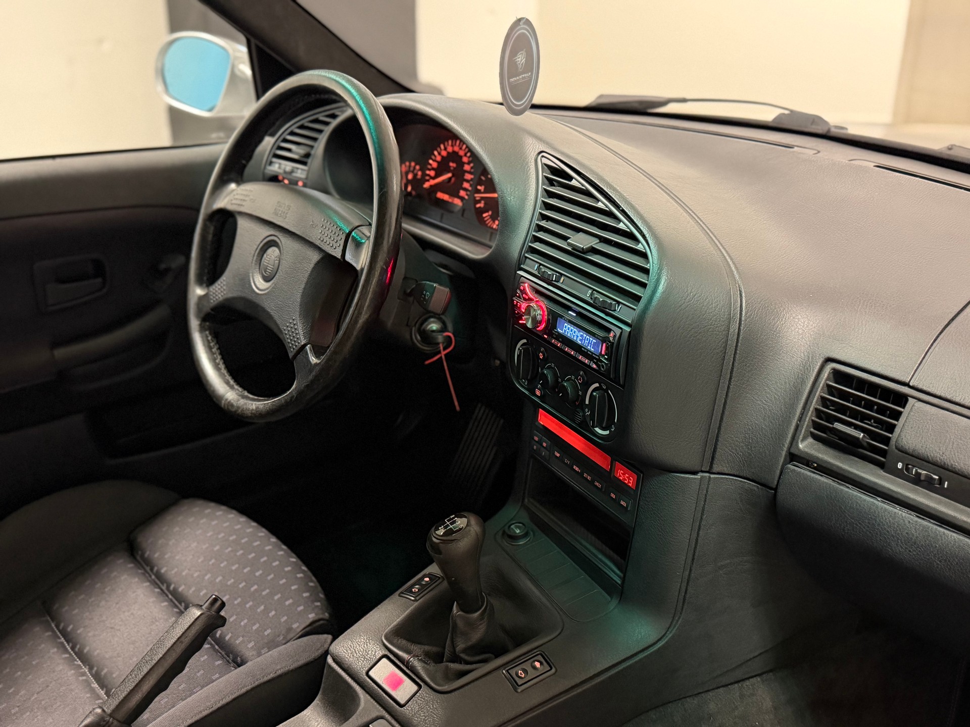 BMW 325i-image-28