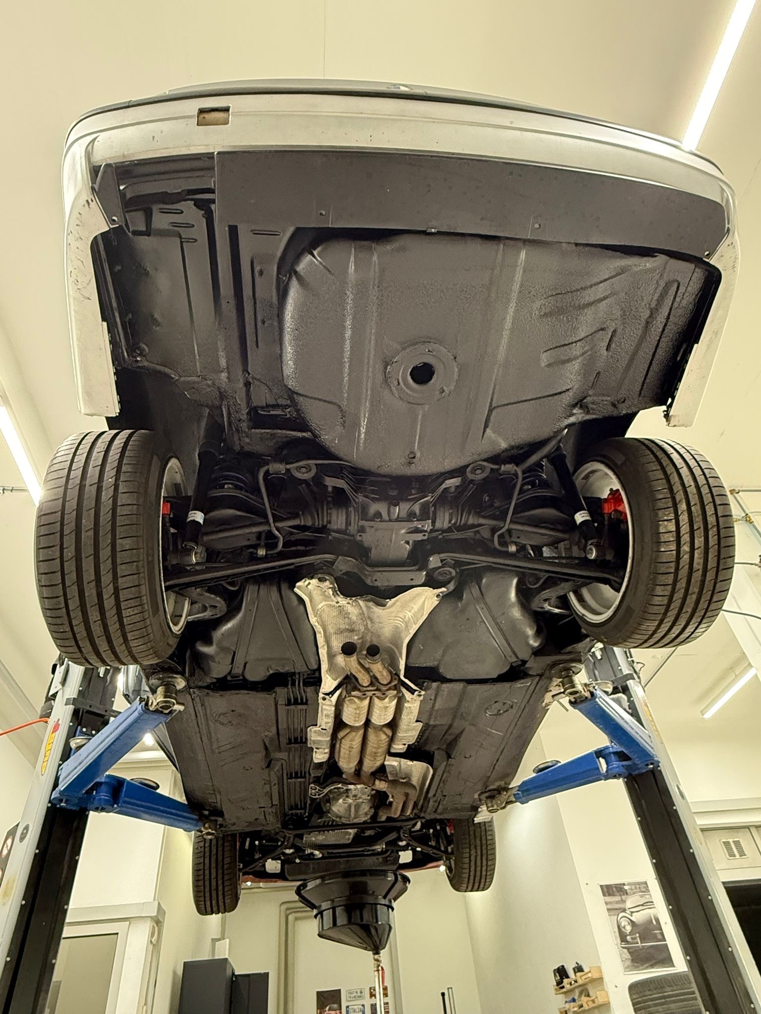 BMW 325i-image-29