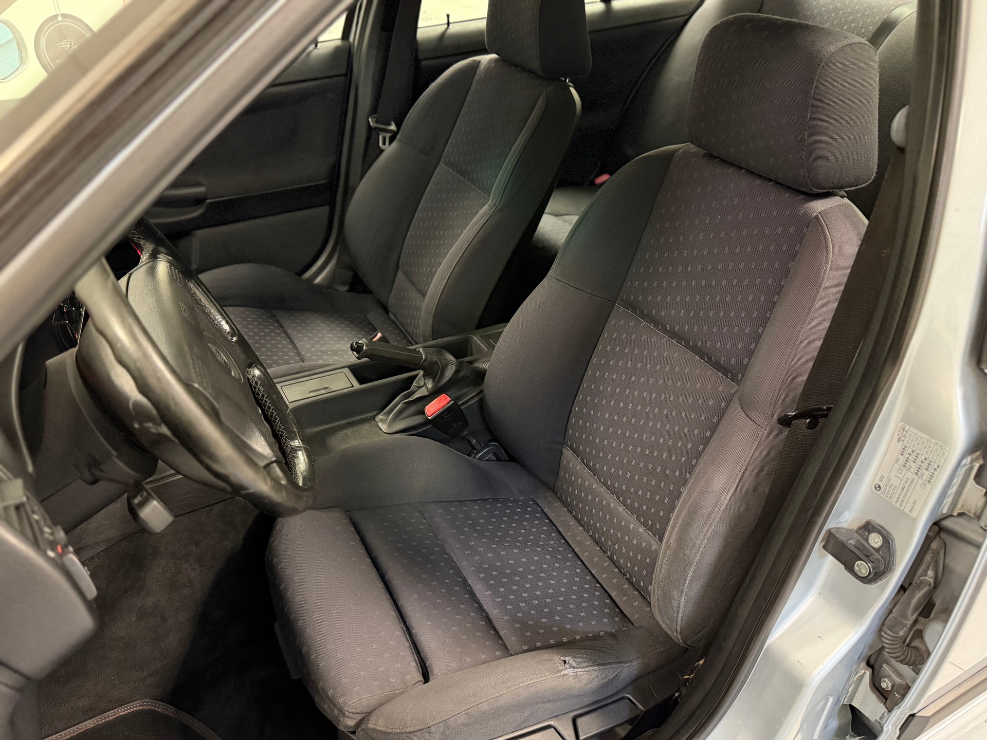 BMW 325i-image-23