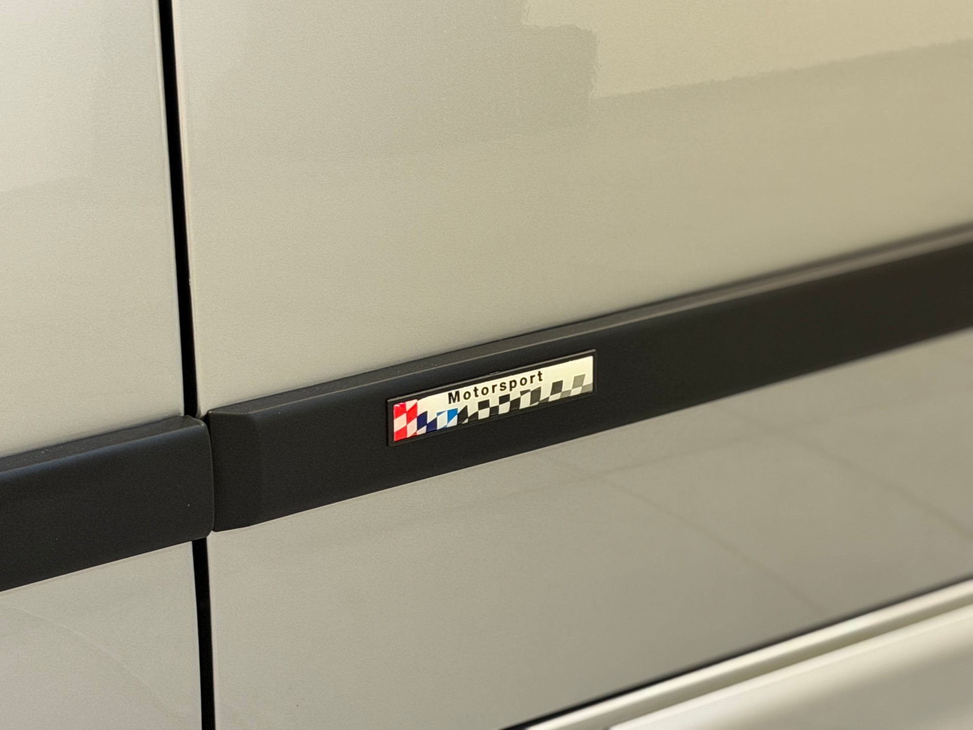 BMW 325i-image-14