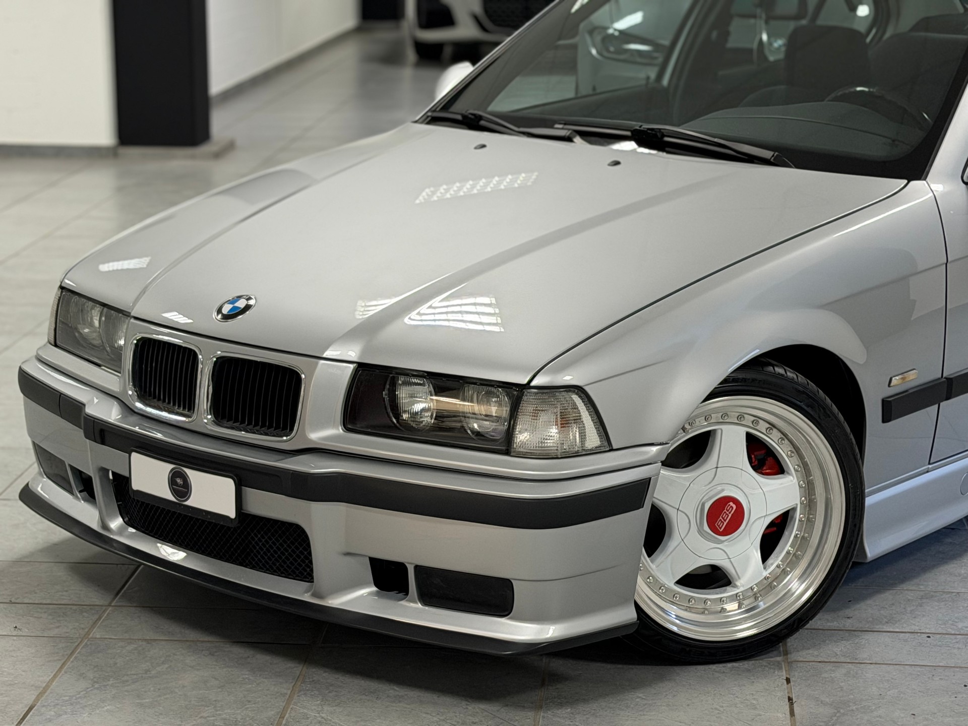 BMW 325i-showroom-element-2