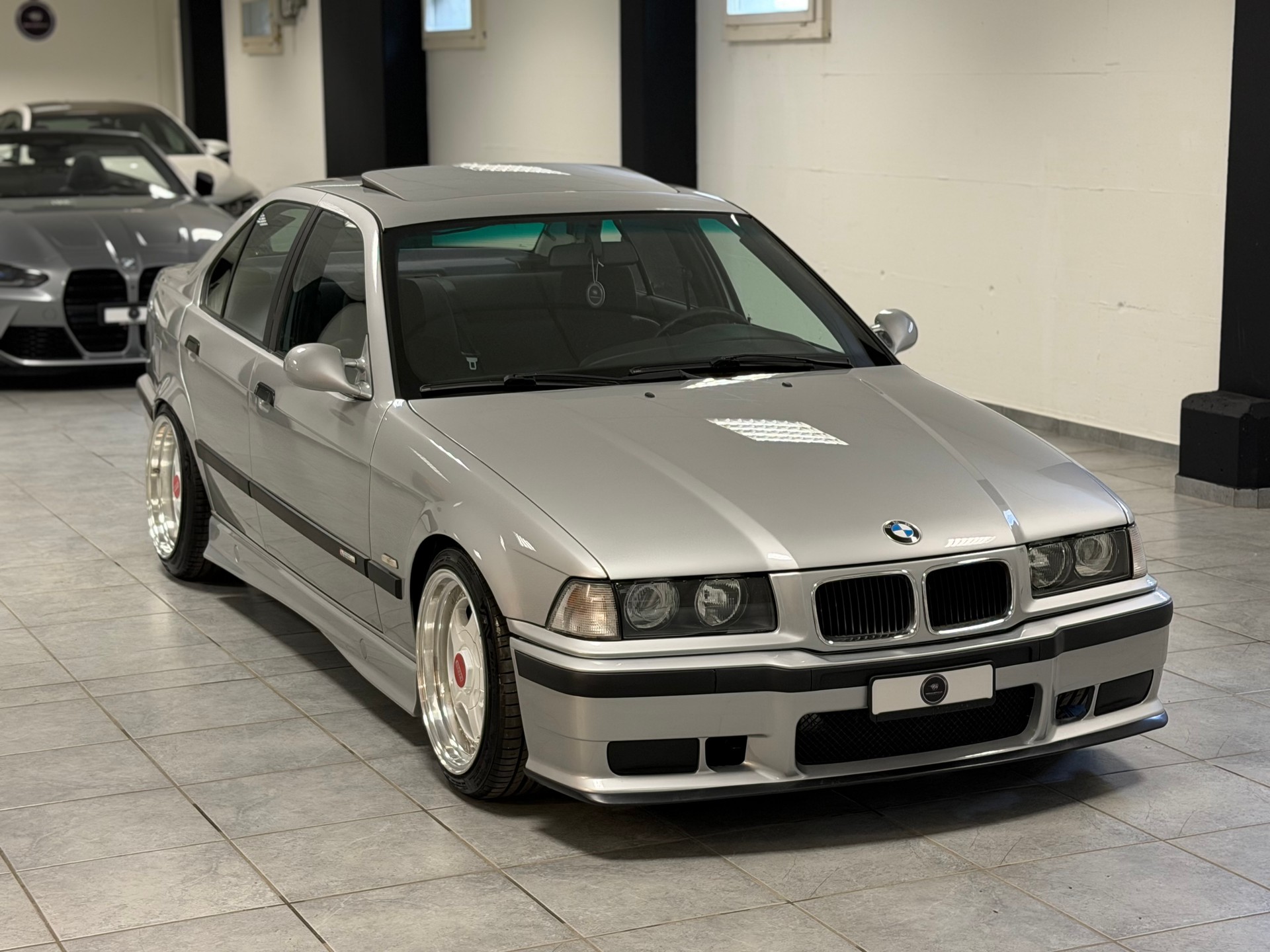 BMW 325i-image-5