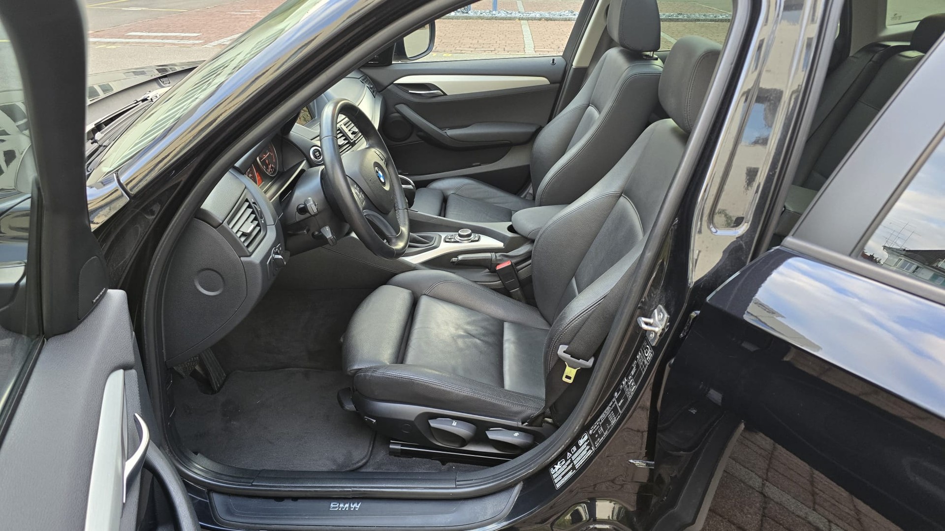 BMW X1 xDrive 20d Steptronic | Voll Ausstattung | ab MFK und Service | Harman Kardon Soundsys | Rückfahrt Kamera | Panorama Dach-image-9