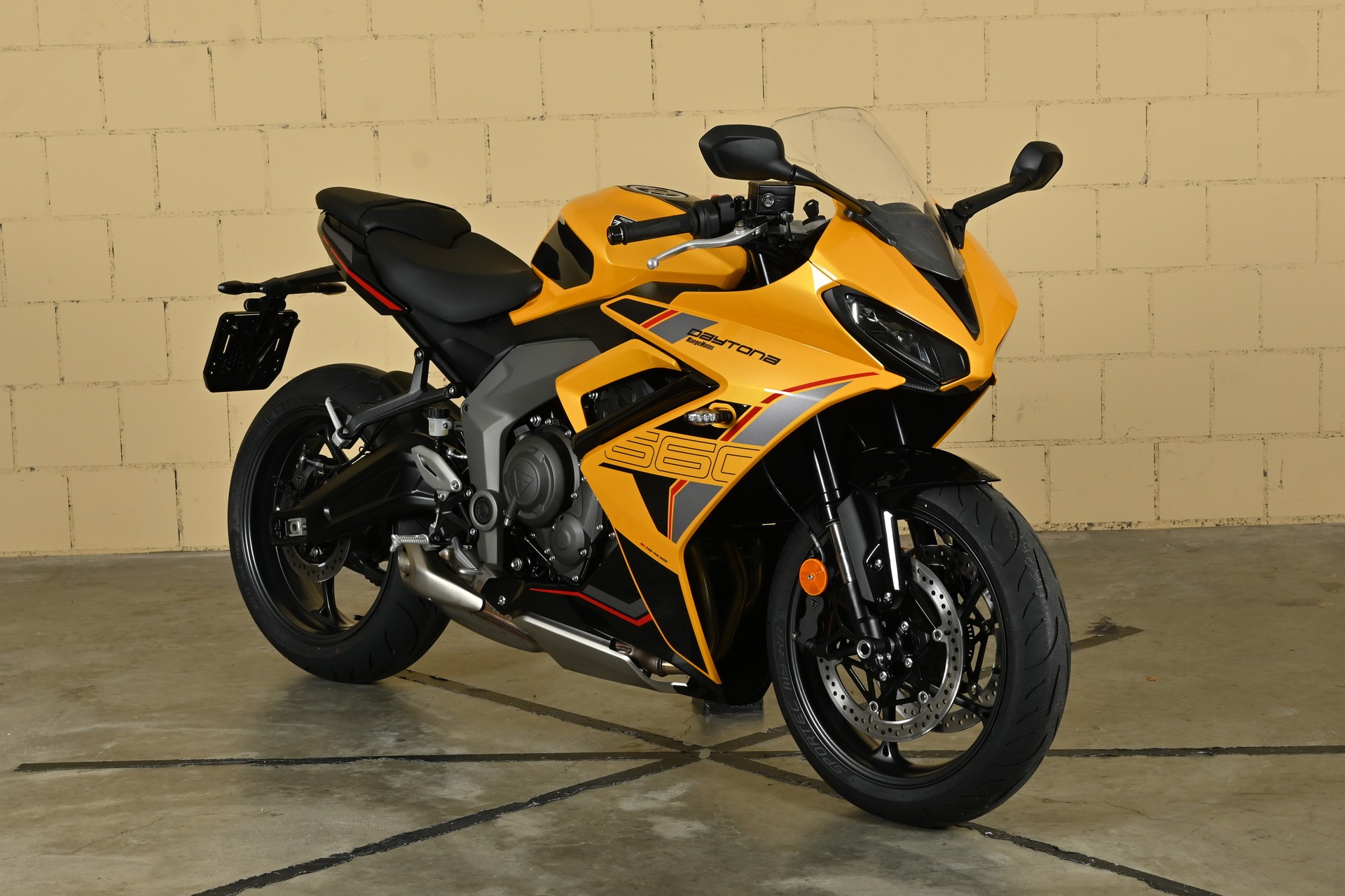 TRIUMPH Daytona 660-image-1