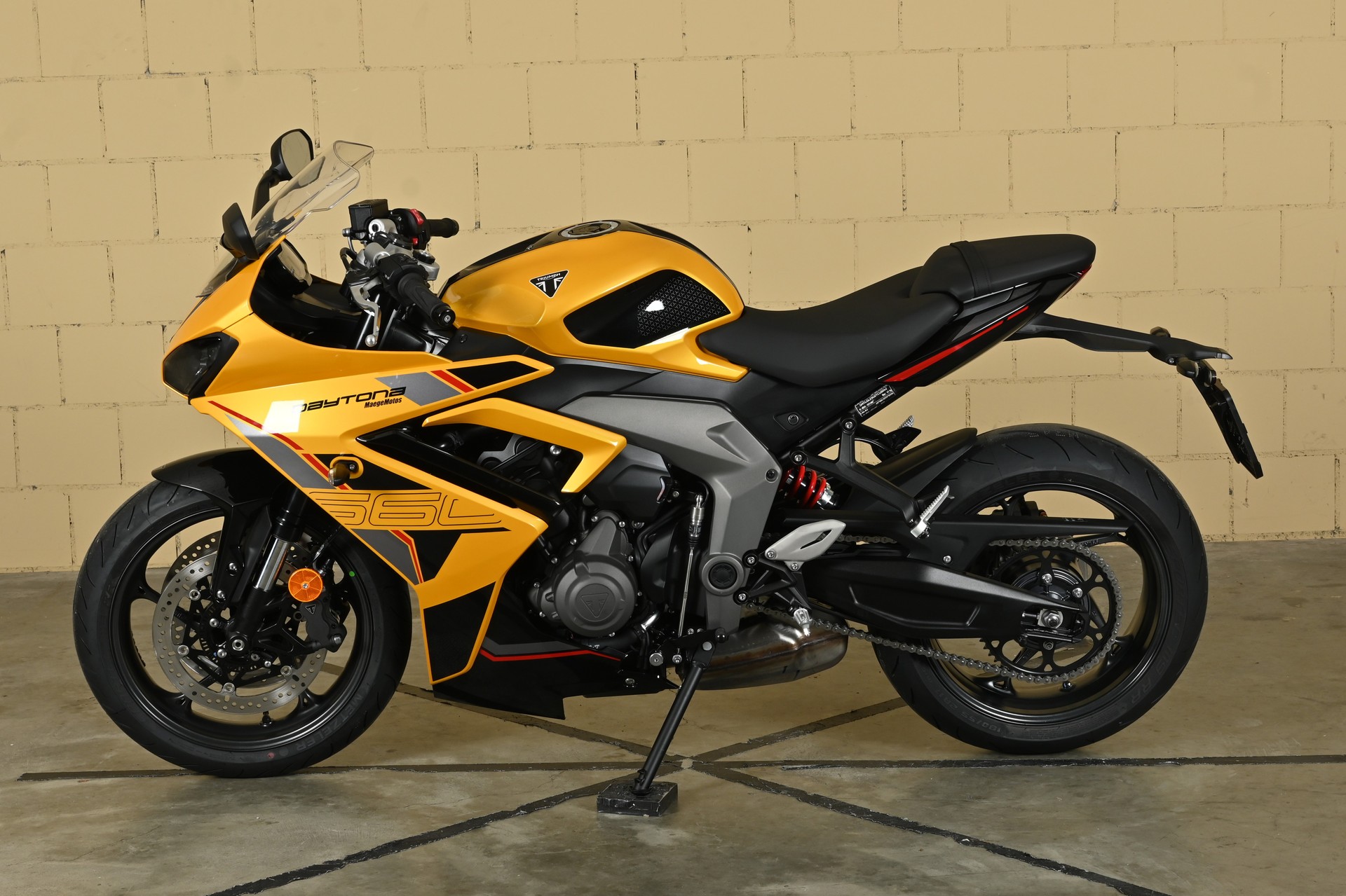 TRIUMPH Daytona 660-image-3