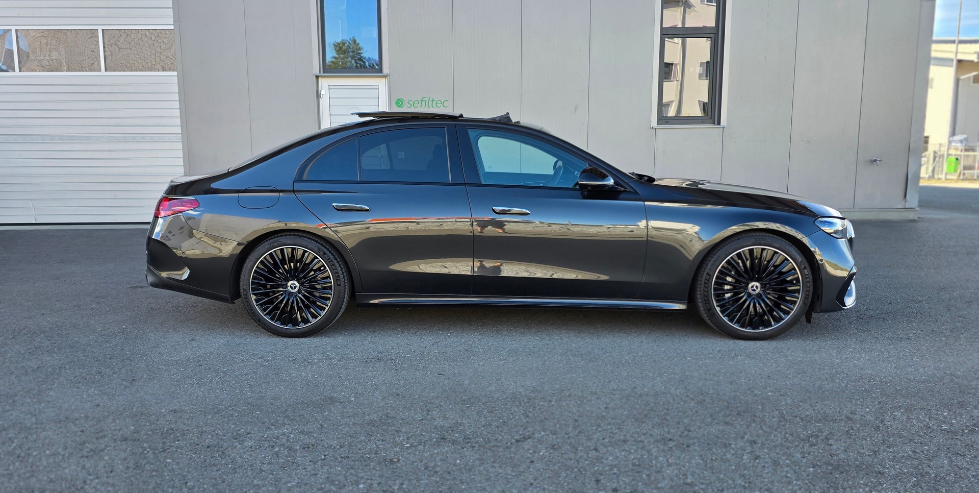 MERCEDES-BENZ E 220 d 4Matic 9G-Tronic * PANORAMA - DACH * ANHÄNGERKUPPLUNG * ACC *-showroom-element-1