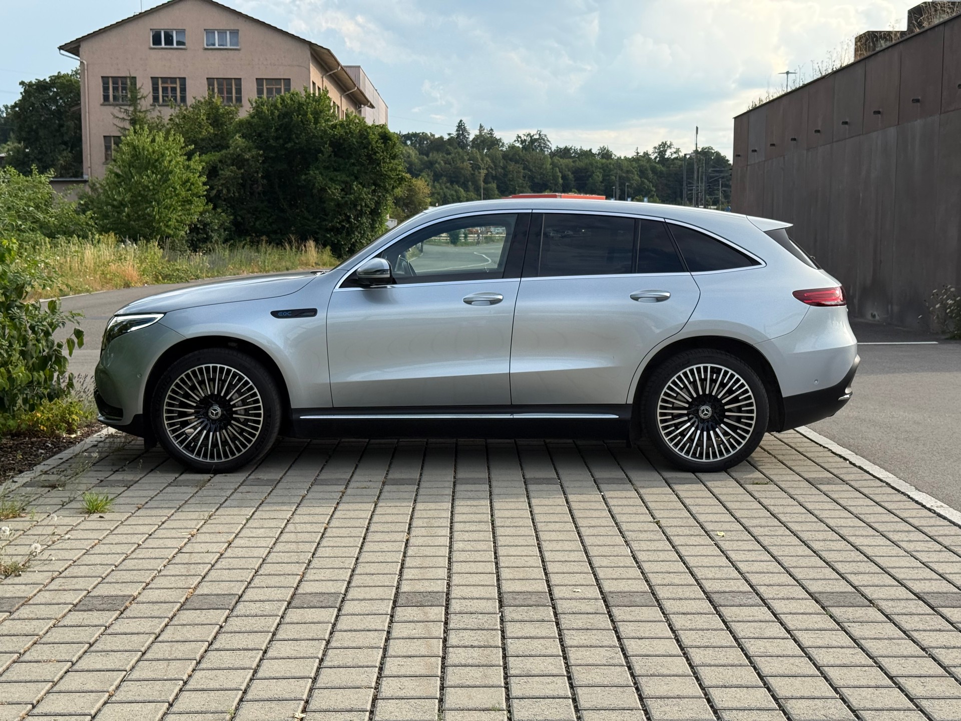 MERCEDES-BENZ EQC 400 AMG Line 4Matic-showroom-element-1