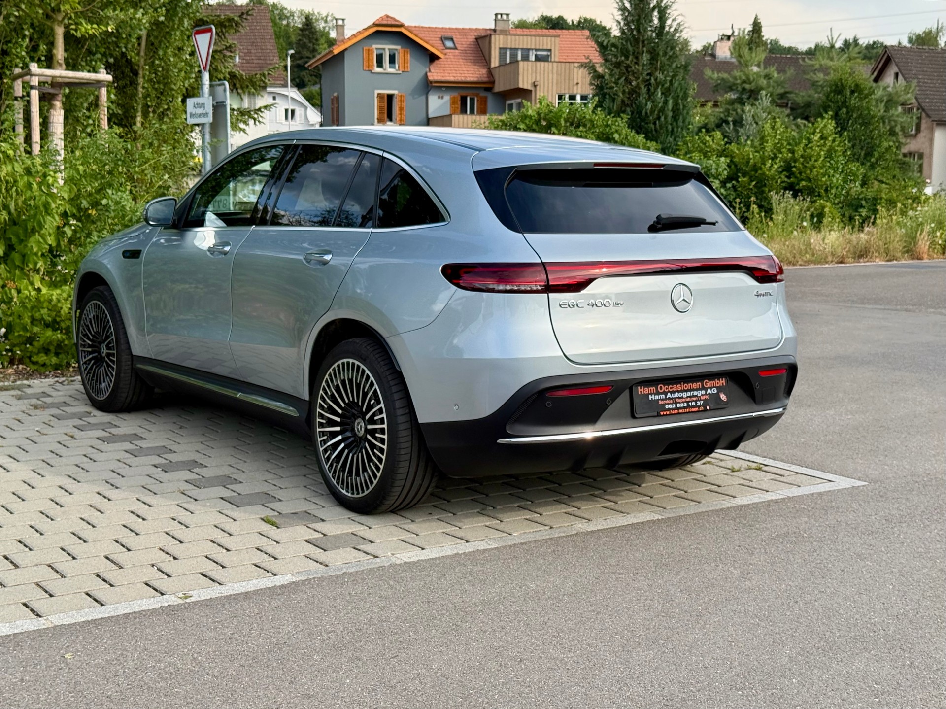 MERCEDES-BENZ EQC 400 AMG Line 4Matic-showroom-element-2