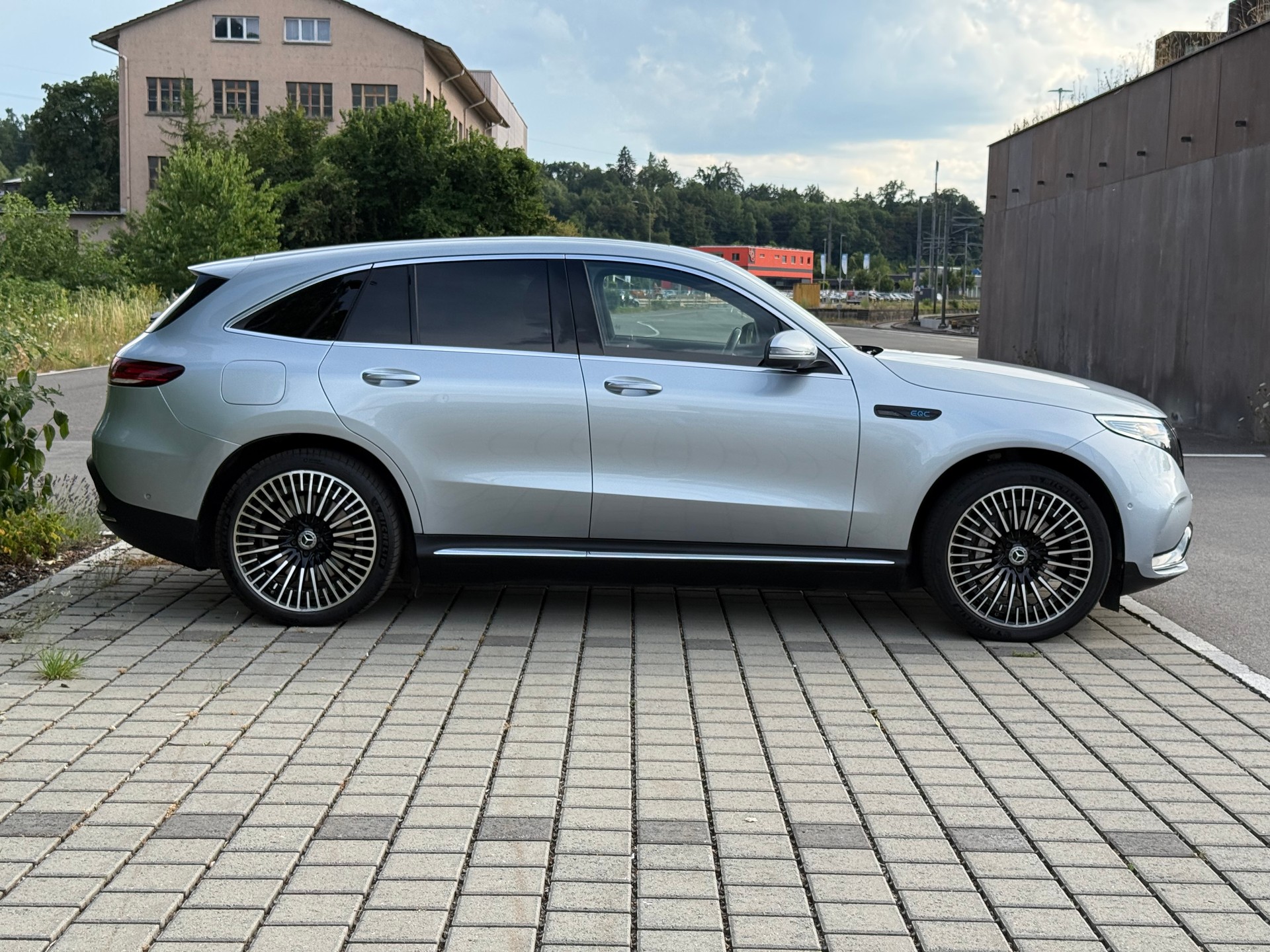 MERCEDES-BENZ EQC 400 AMG Line 4Matic-showroom-element-3