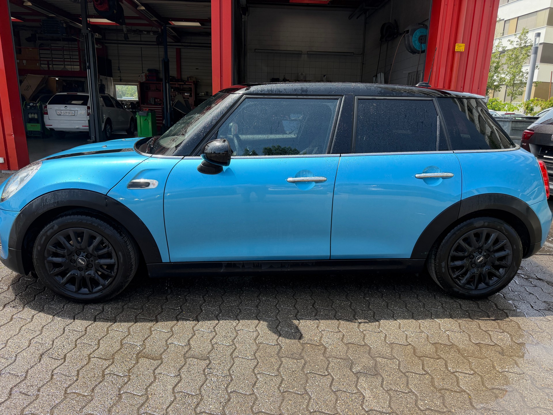 MINI Cooper-showroom-element-3
