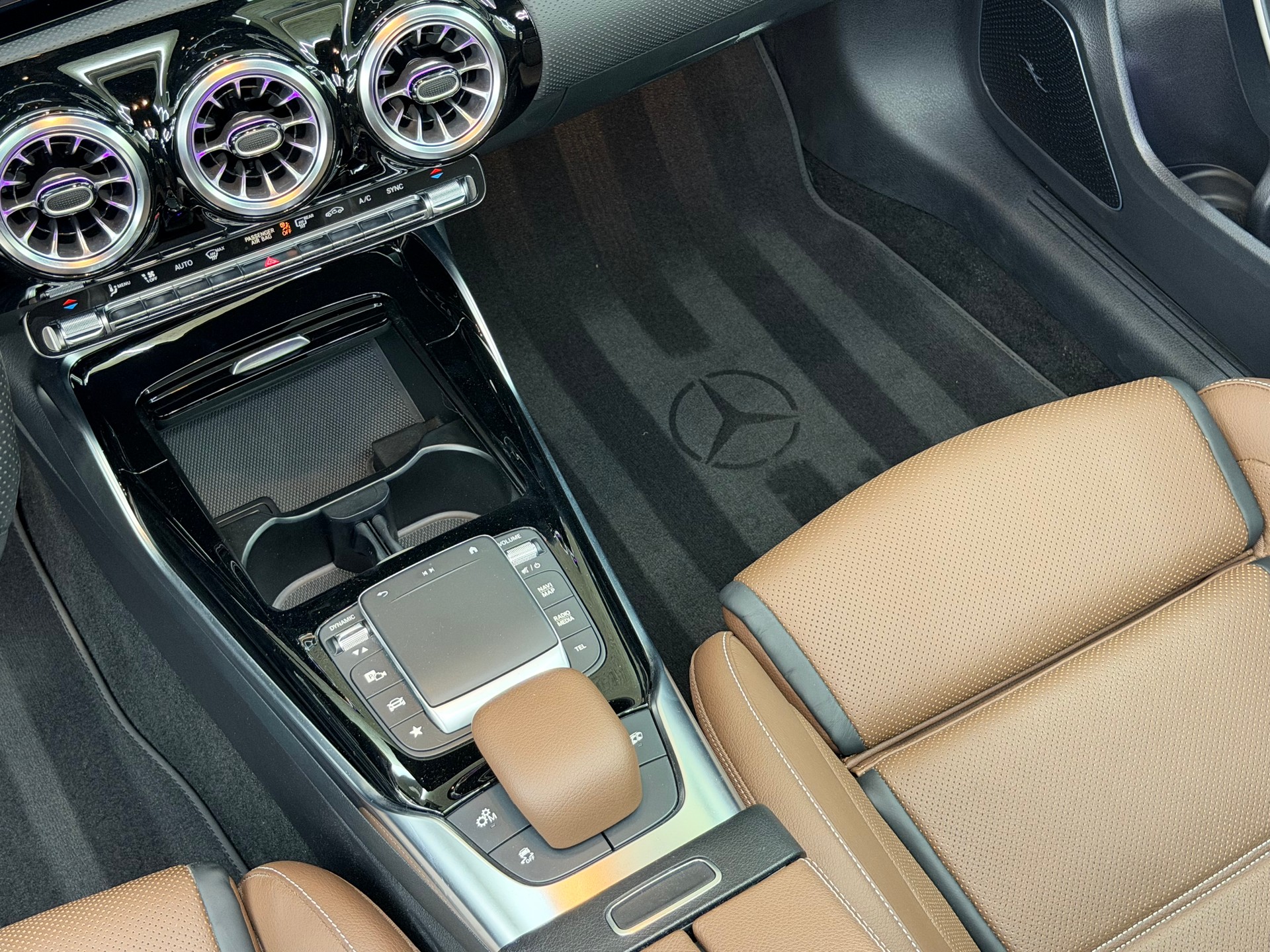 MERCEDES-BENZ A 45 S AMG 4Matic+ Speedshift *19 Silver wheels / aero kit / Designo Magno grey / CH Auto*-image-14