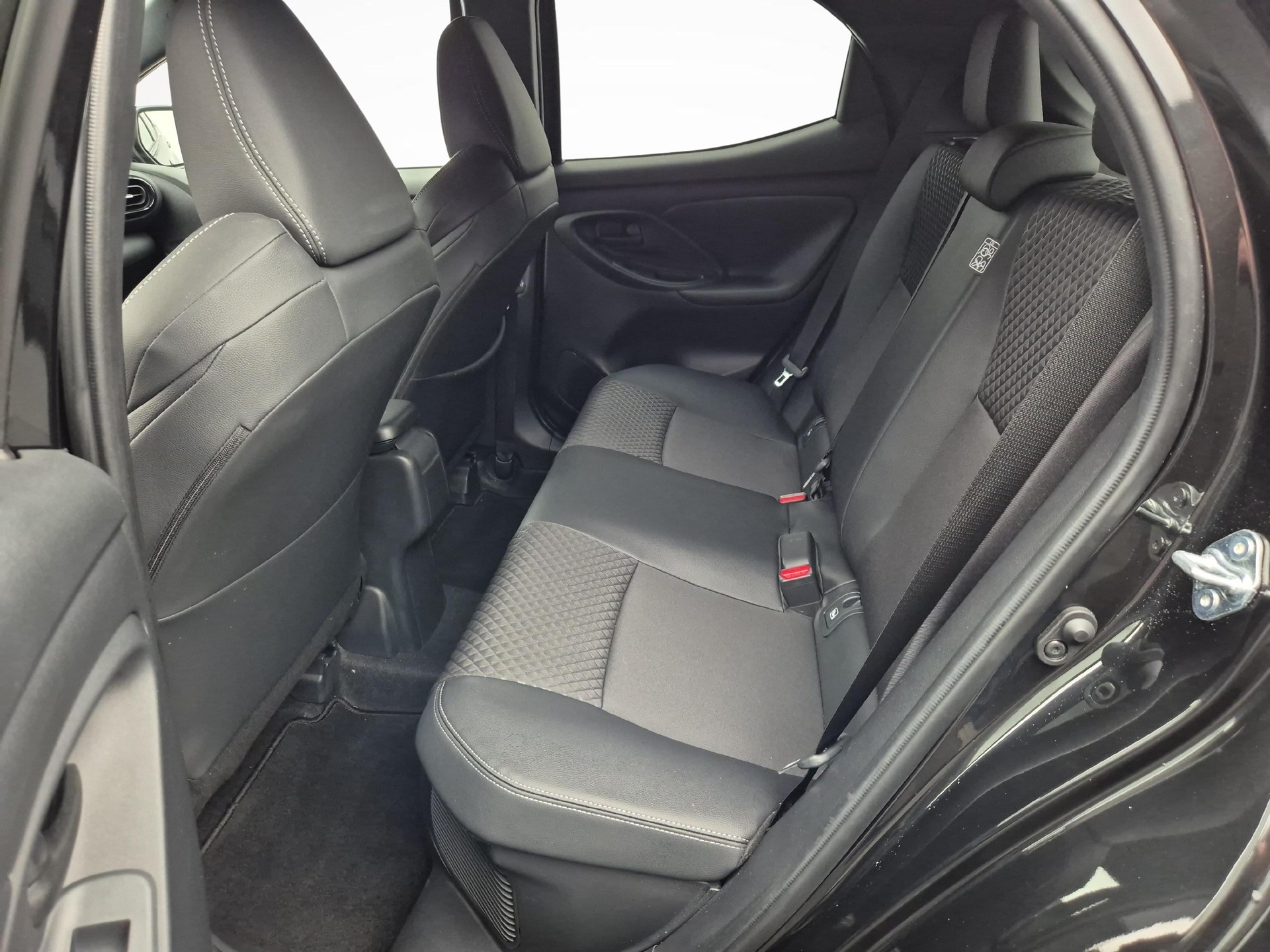 TOYOTA Yaris 1.5 VVT-i HSD Premium-showroom-element-3
