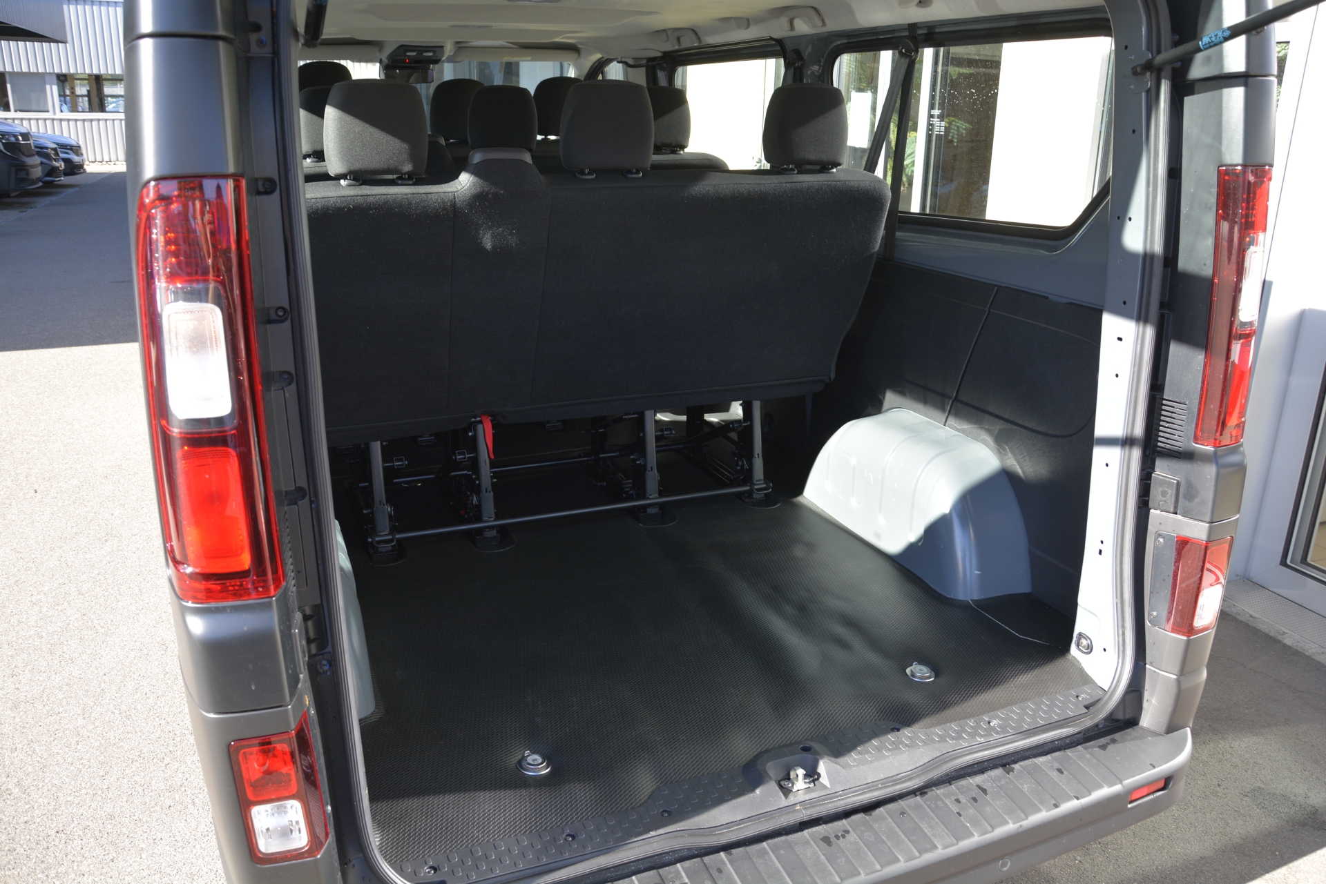RENAULT Trafic Grand Passenger 2.0 dCi Blue 150 evolution-image-5