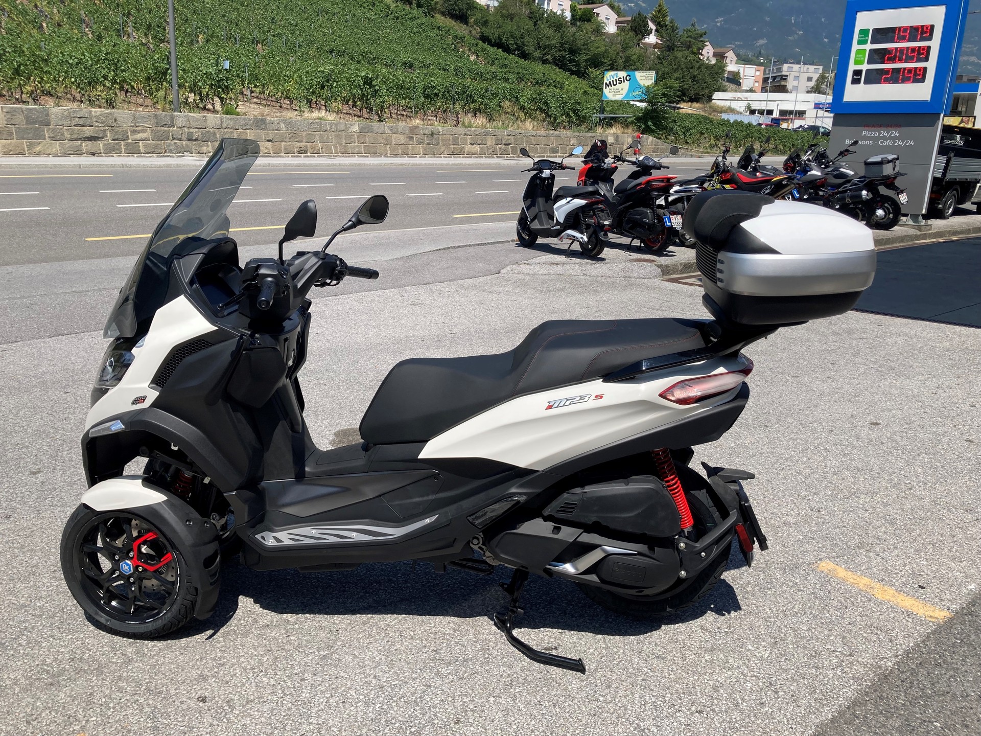 PIAGGIO MP3 400 Sport RST-image-1