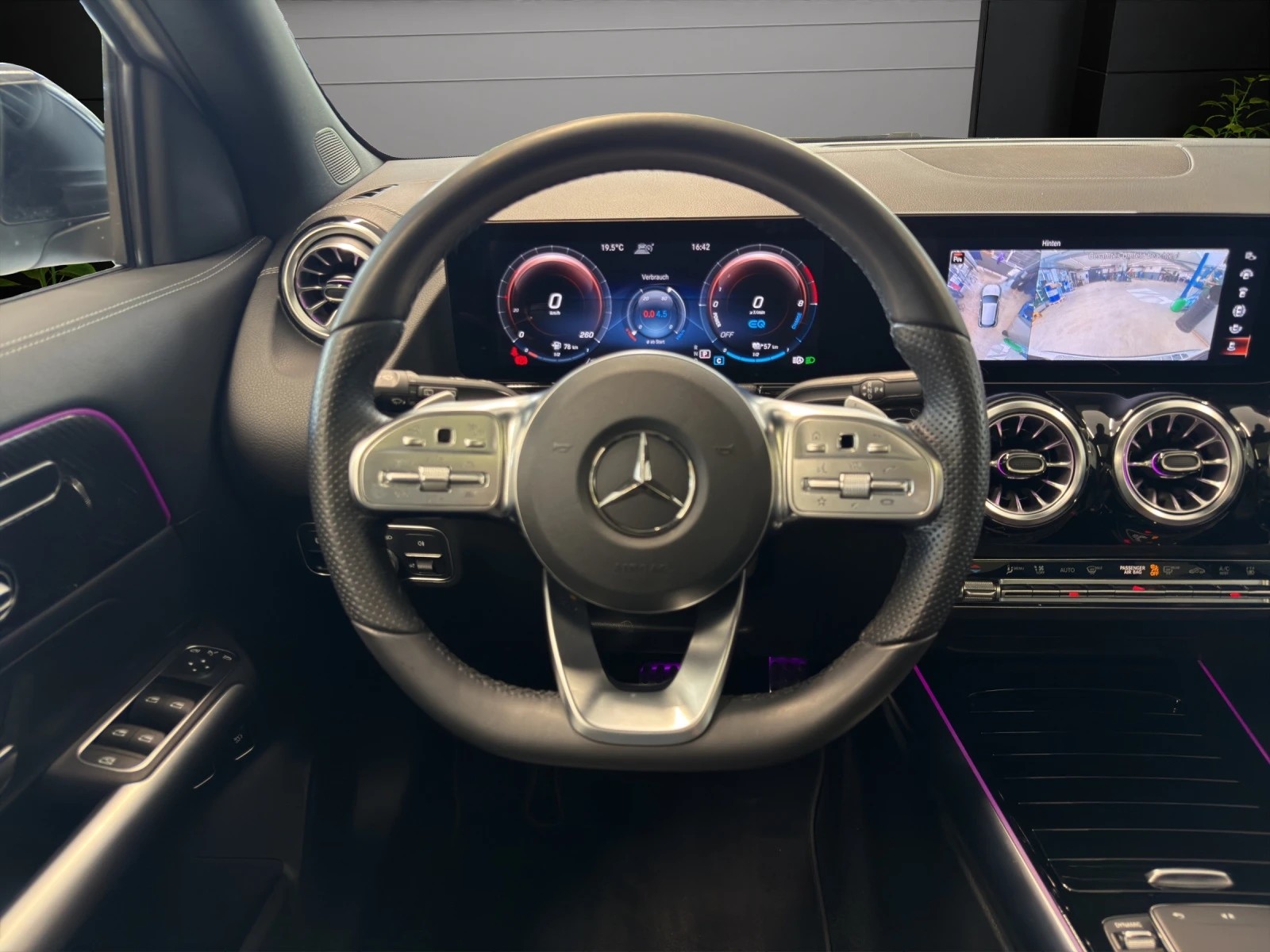 MERCEDES-BENZ GLA 250e AMG Line 8G-DCT-image-7