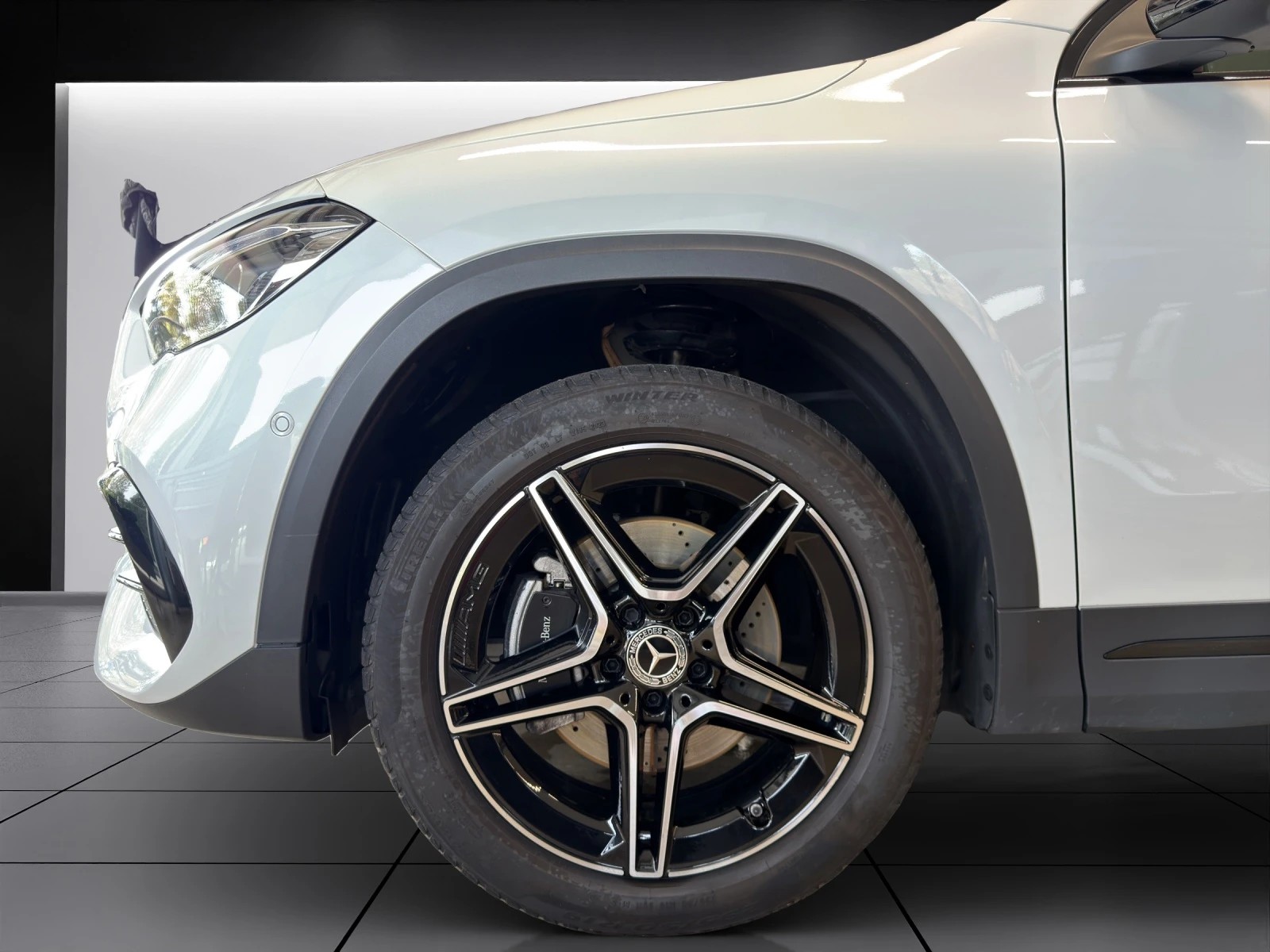 MERCEDES-BENZ GLA 250e AMG Line 8G-DCT-image-4