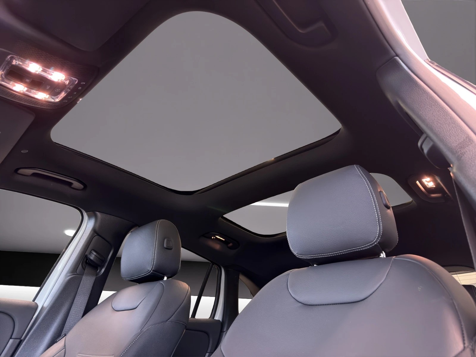 MERCEDES-BENZ GLA 250e AMG Line 8G-DCT-image-11