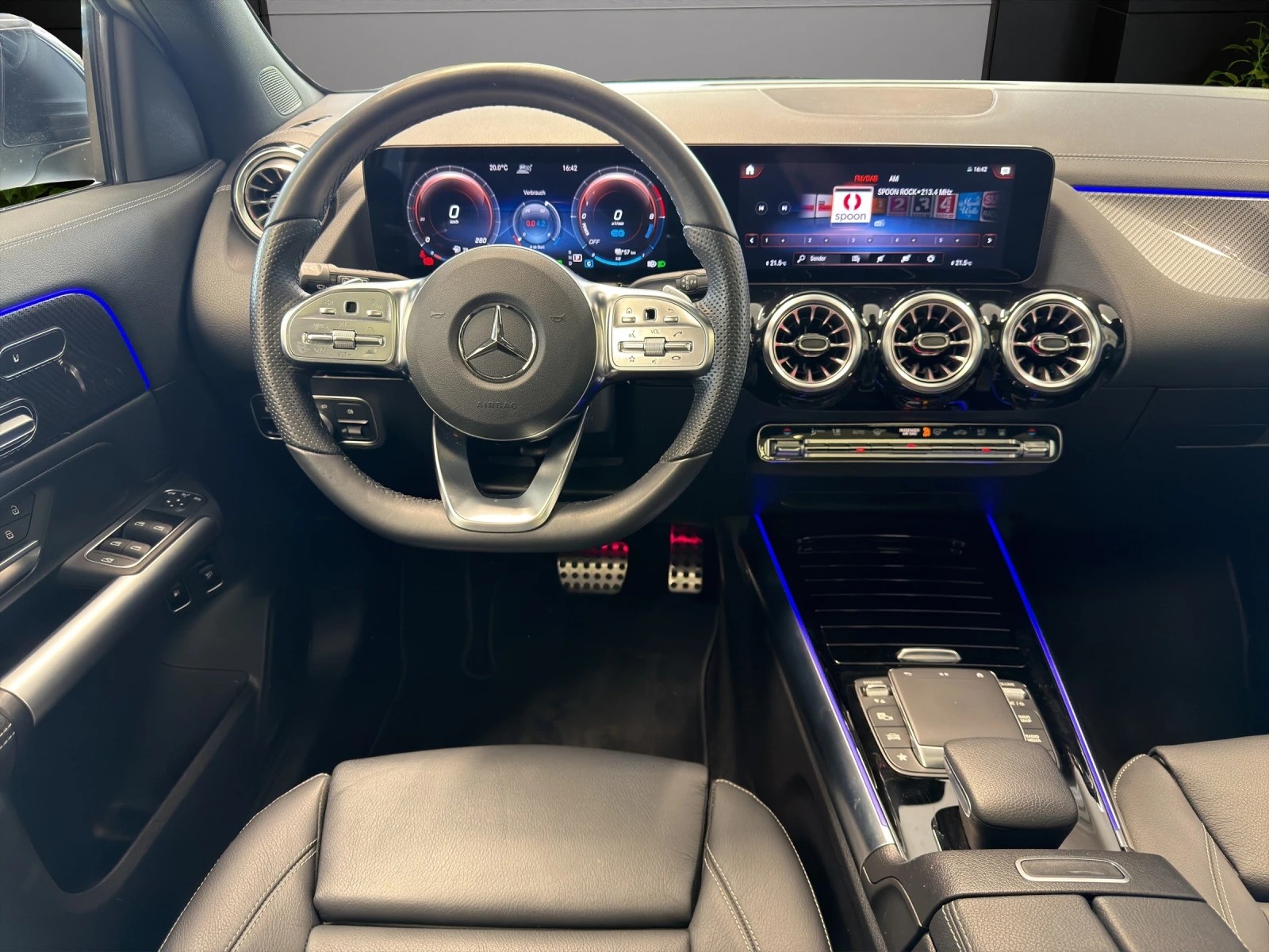 MERCEDES-BENZ GLA 250e AMG Line 8G-DCT-image-9
