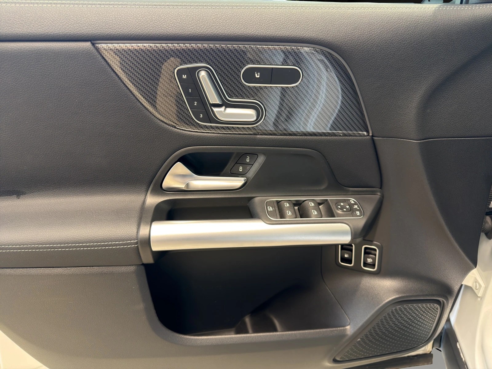 MERCEDES-BENZ GLA 250e AMG Line 8G-DCT-image-5