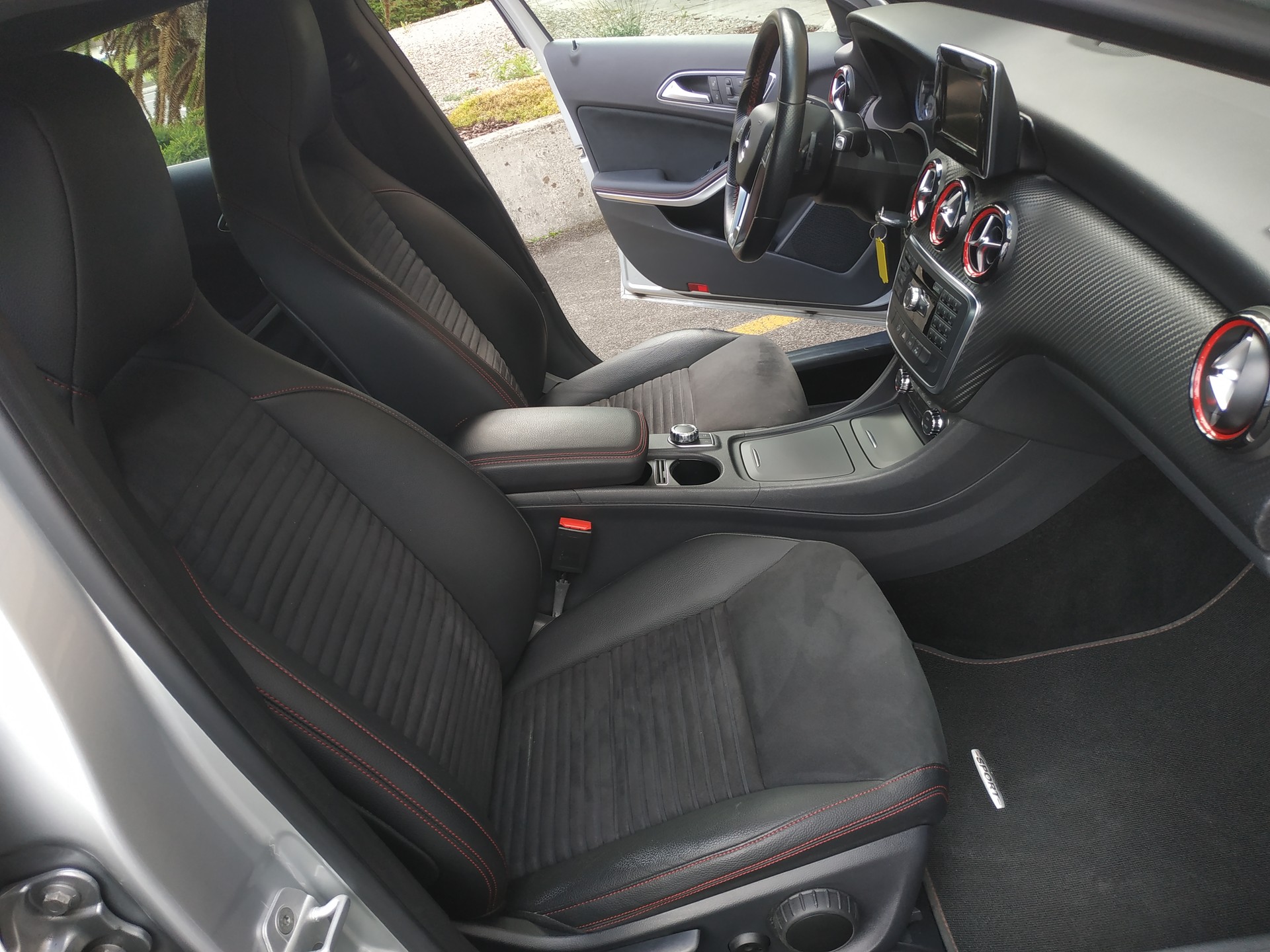 MERCEDES-BENZ A 250 Sport 7G-DCT AMG Line-image-12