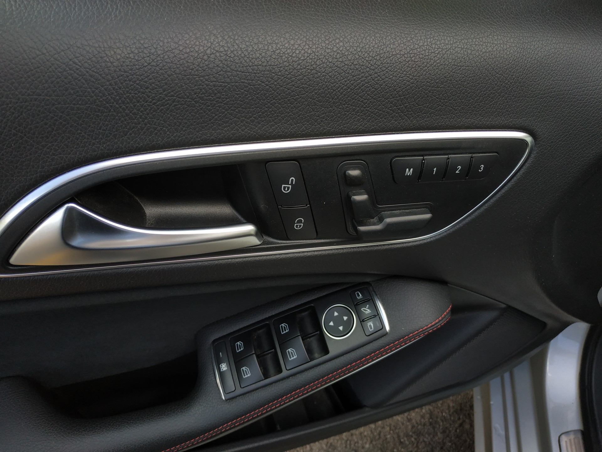 MERCEDES-BENZ A 250 Sport 7G-DCT AMG Line-image-14