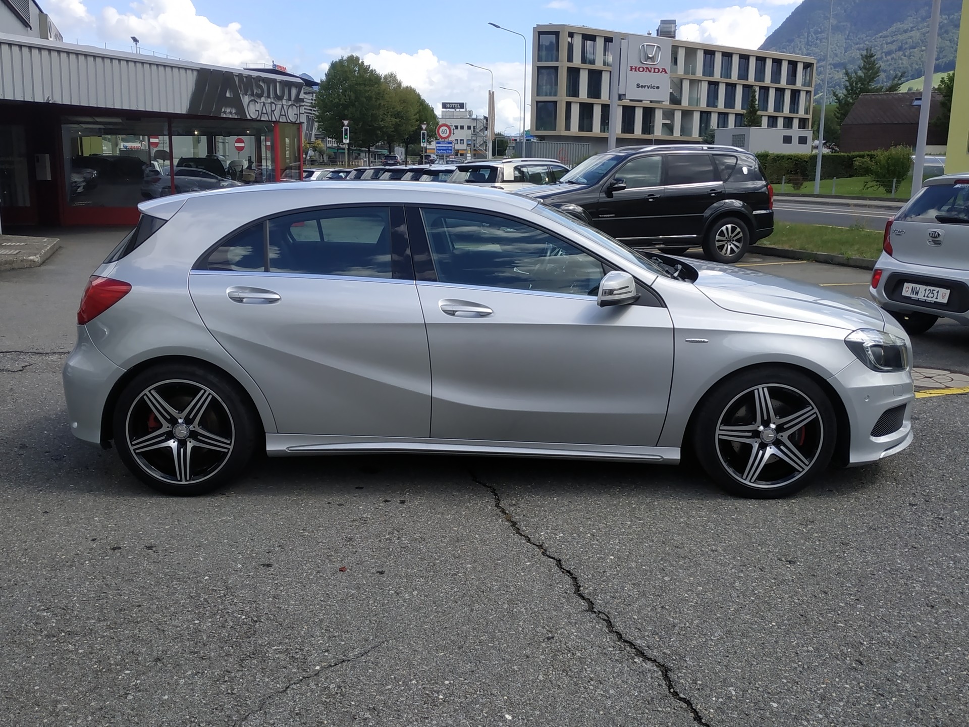 MERCEDES-BENZ A 250 Sport 7G-DCT AMG Line-image-4