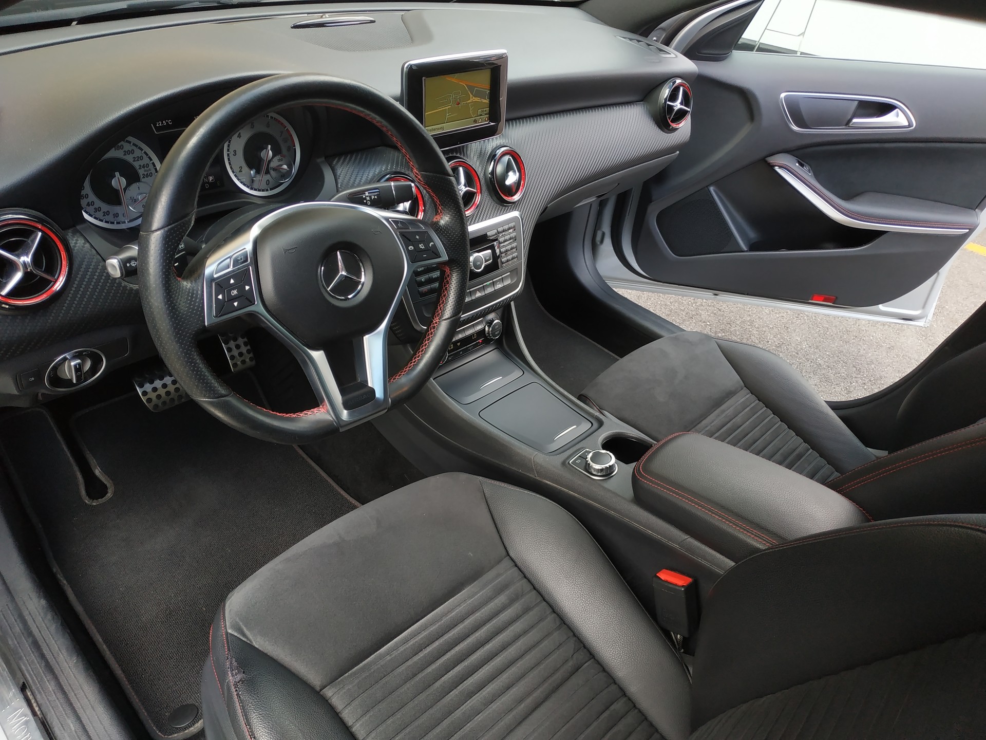 MERCEDES-BENZ A 250 Sport 7G-DCT AMG Line-image-8