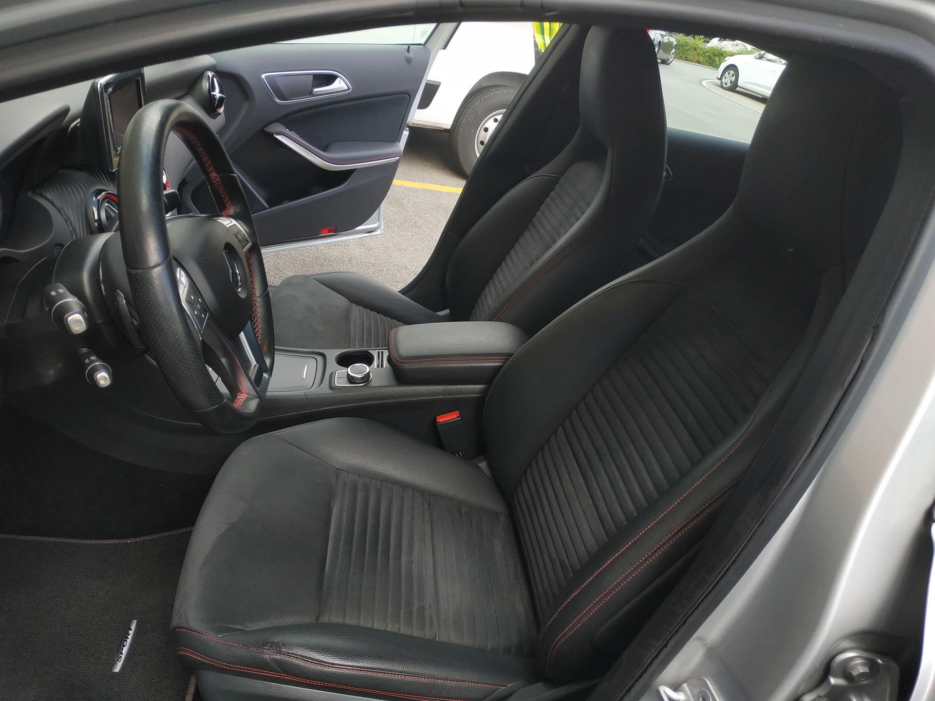 MERCEDES-BENZ A 250 Sport 7G-DCT AMG Line-image-10