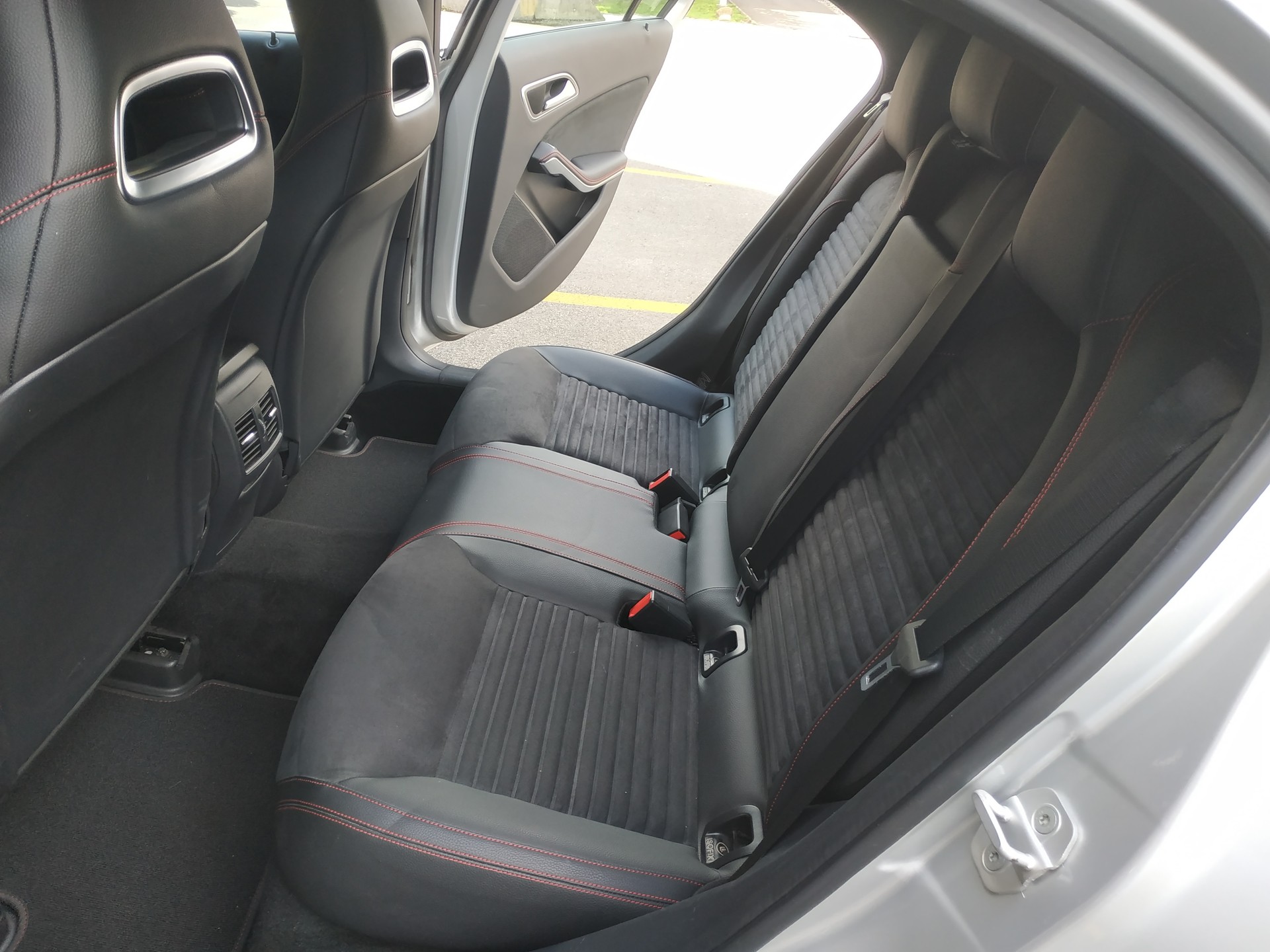 MERCEDES-BENZ A 250 Sport 7G-DCT AMG Line-image-16