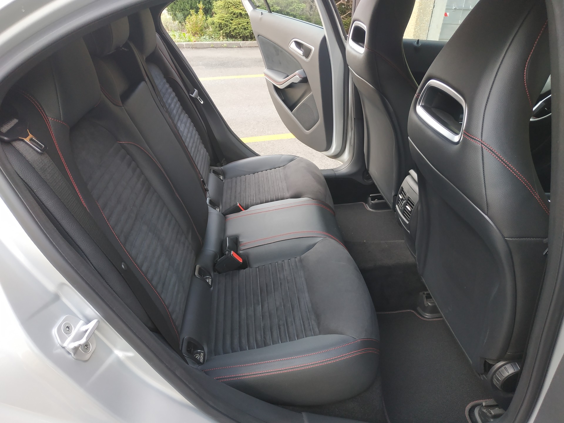 MERCEDES-BENZ A 250 Sport 7G-DCT AMG Line-image-15