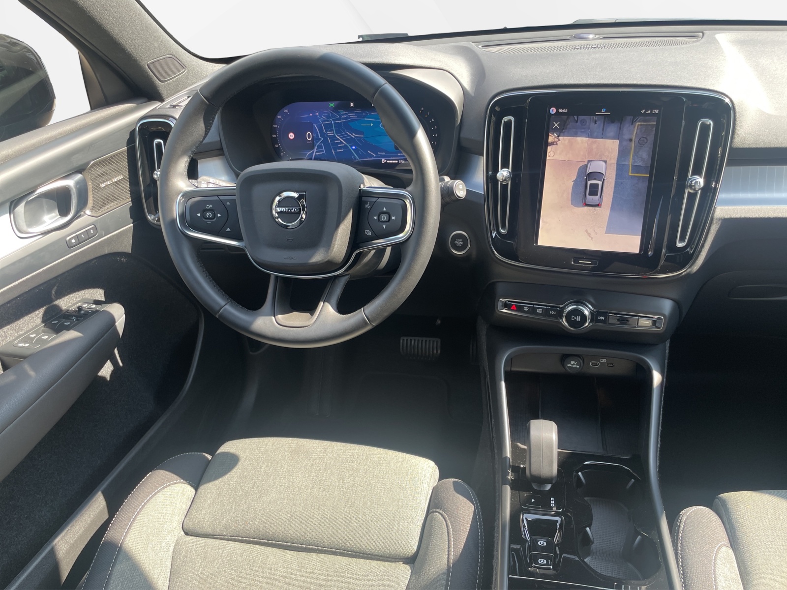 VOLVO XC40 2.0 B3 MH Plus Dark-image-12