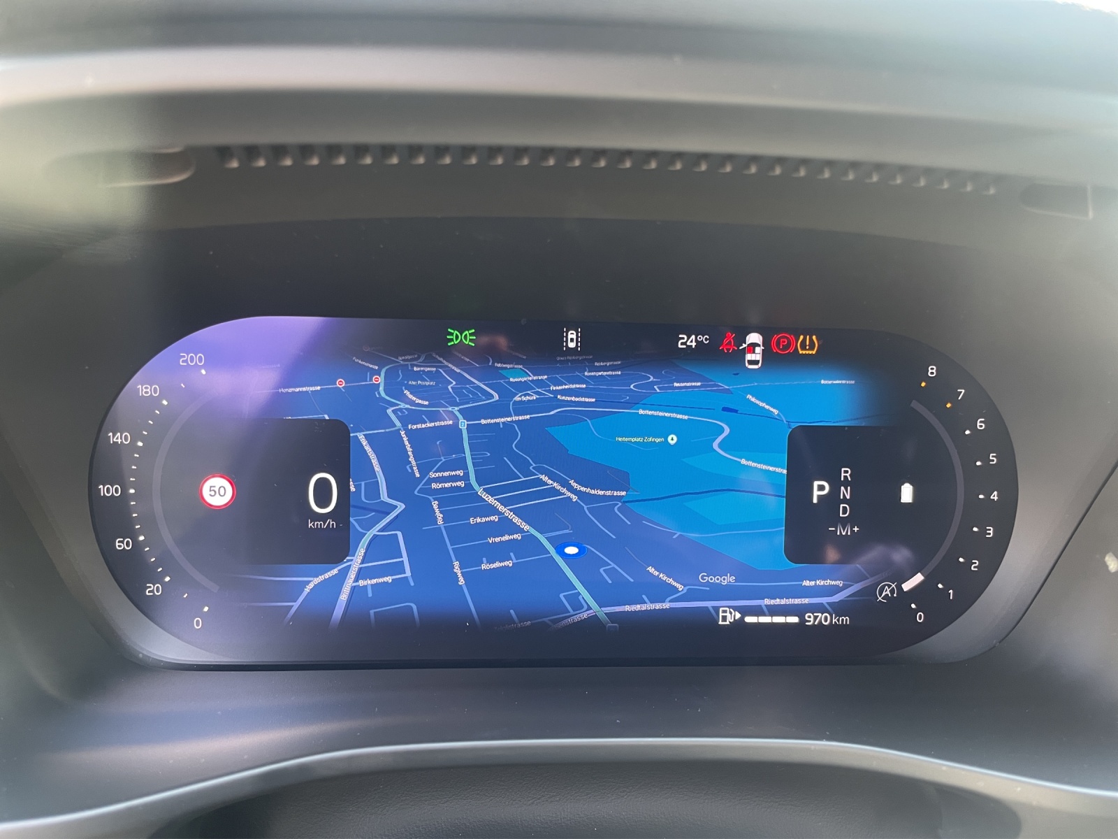 VOLVO XC40 2.0 B3 MH Plus Dark-image-15