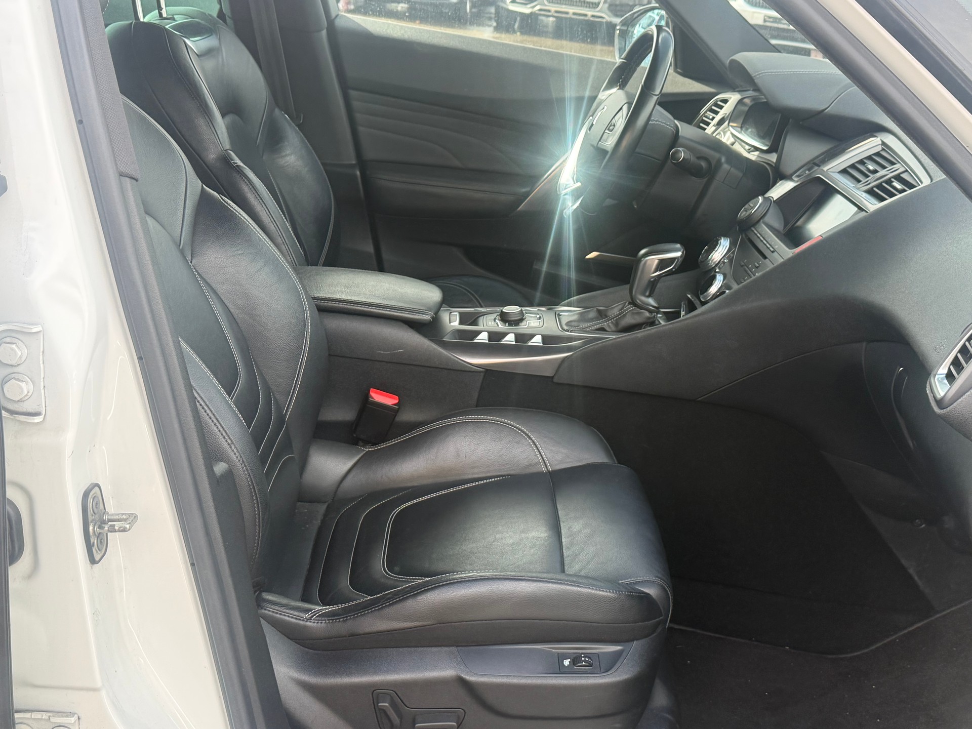 DS AUTOMOBILES DS5 2.0 HDi SO Chic Automatic-image-4
