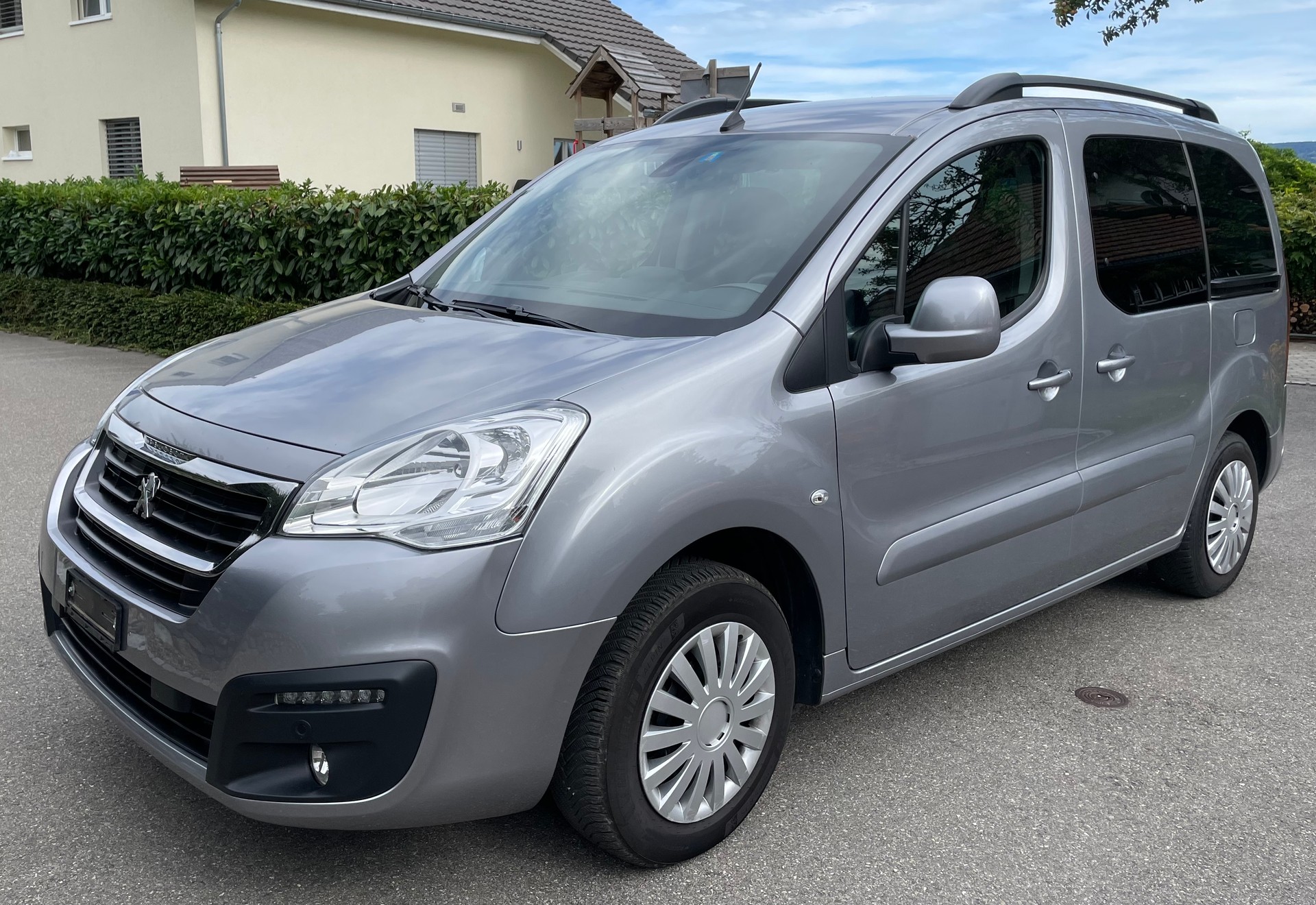 PEUGEOT 1.2 PureTech Allure S/S-image-1