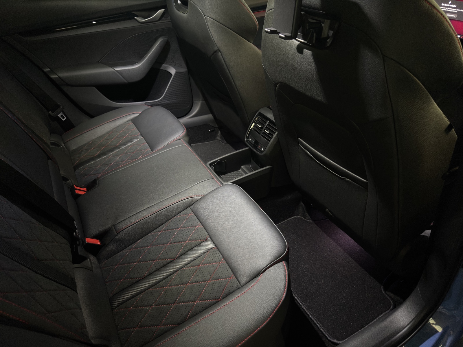 SKODA Octavia Combi 2.0 TSI DSG RS 30 Years Edition-image-11
