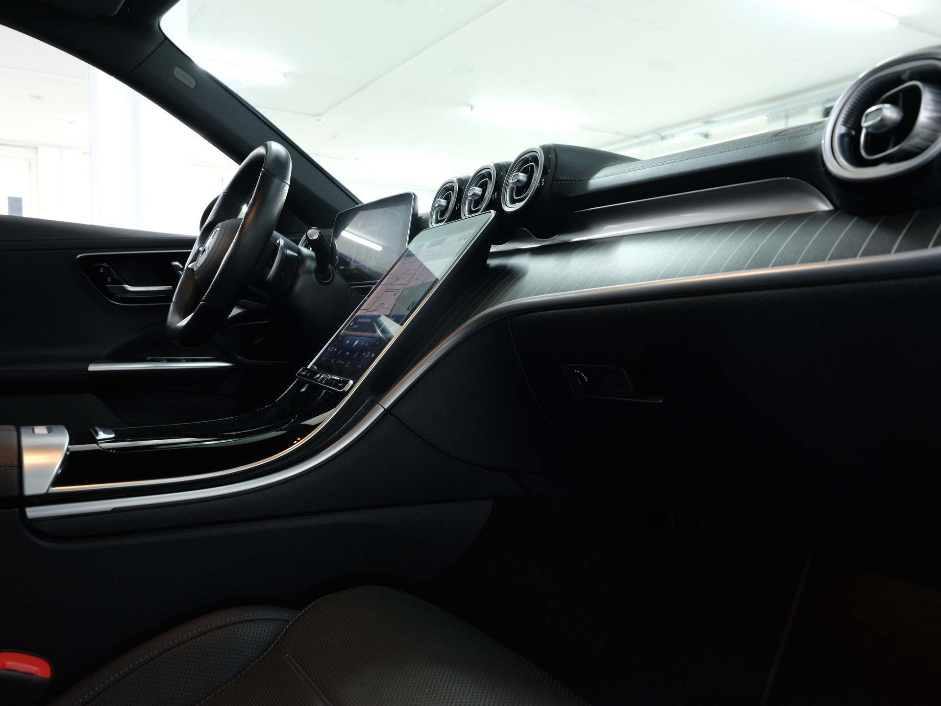 MERCEDES-BENZ C 300 4Matic AMG Line *Burmester* *Panorama* *360 Kamera*-image-34