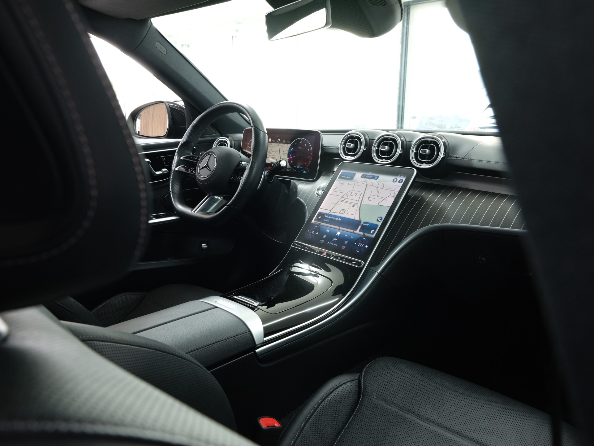 MERCEDES-BENZ C 300 4Matic AMG Line *Burmester* *Panorama* *360 Kamera*-image-31