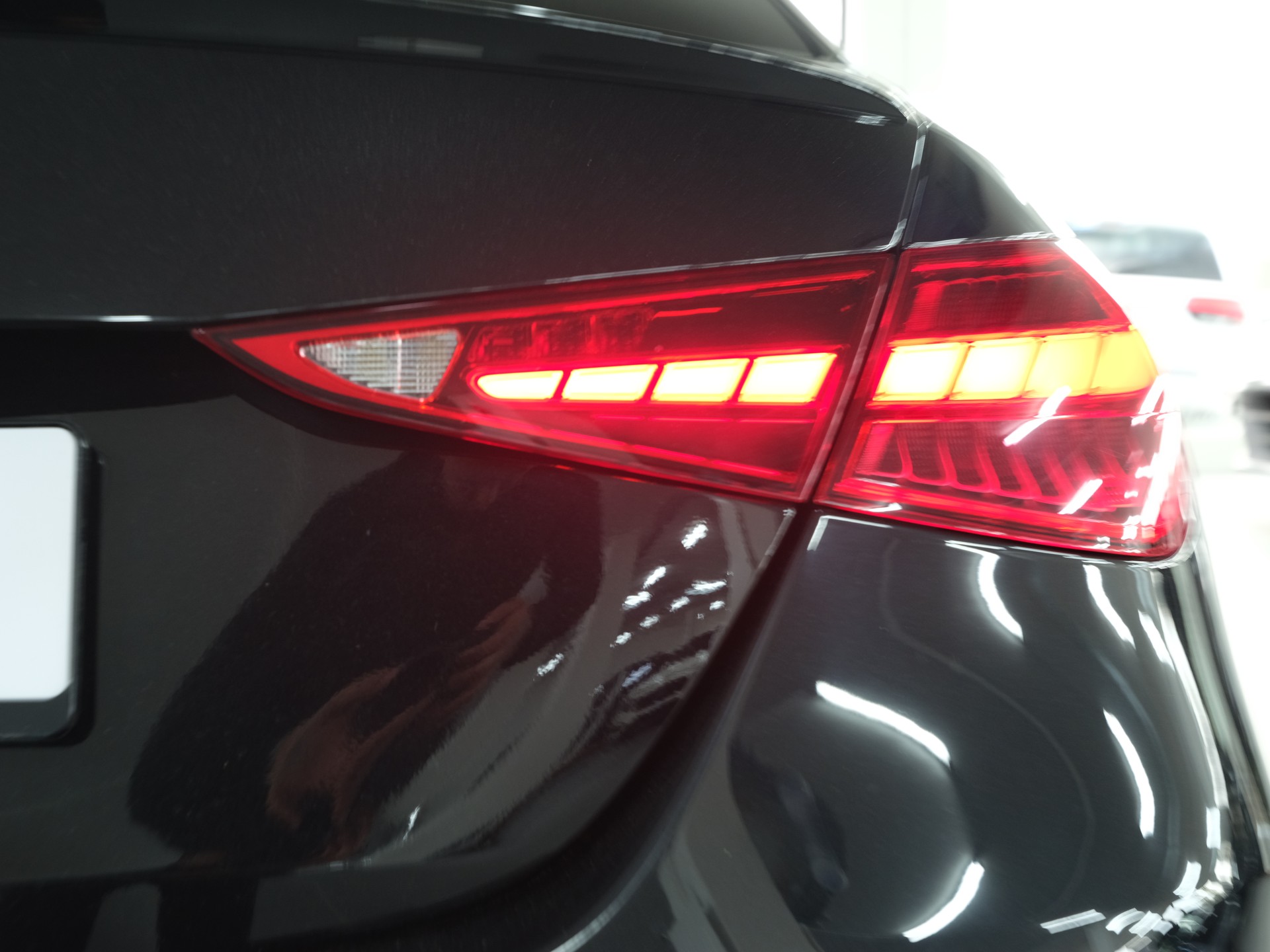 MERCEDES-BENZ C 300 4Matic AMG Line *Burmester* *Panorama* *360 Kamera*-image-16
