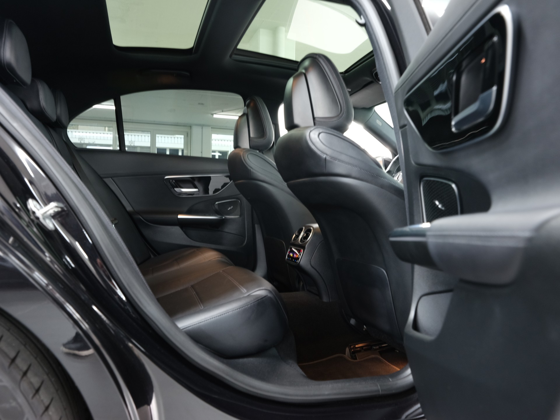 MERCEDES-BENZ C 300 4Matic AMG Line *Burmester* *Panorama* *360 Kamera*-image-28
